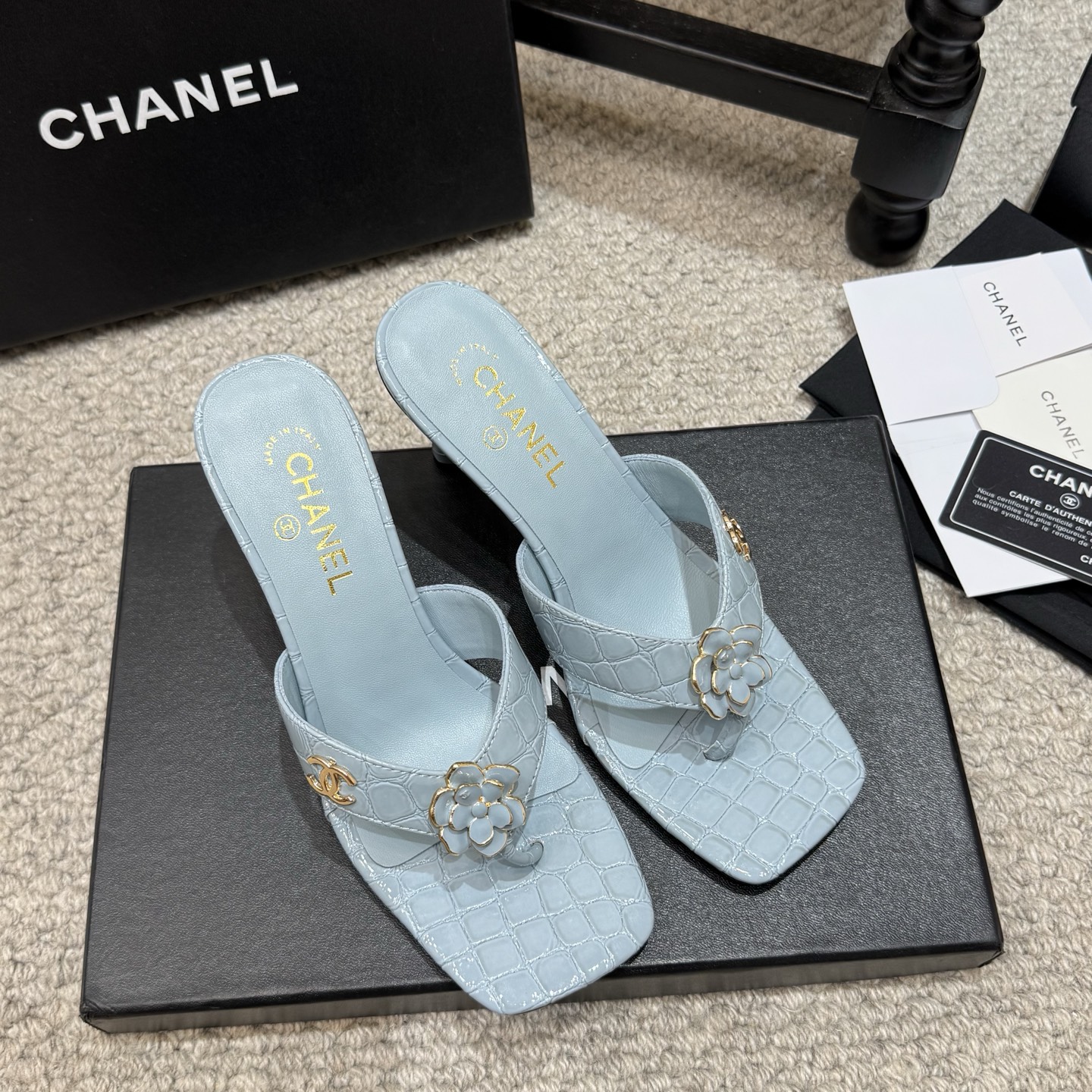 NO:924447,High heels Chanel26ss Chanel resort-style classic double C hardware buckle hollow high-heeled sandals are designed with multiple thin straps and are matched with the classic double C metal logo. The brand is highly recognizable. The upper is smooth cow leather, with a delicate touch, comfortable and durable to wear. It is suitable for daily commuting or leisure, elegant and practical. Whether paired with a skirt or casual pants, it can easily enhance the sophistication of the look. It is a versatile fashion item in summer!  Upper cowhide, inner padding sheepskin, sole Italian leather outsole, heel height 8.5cm, Size35-39 (customized at 40.41), high heels, chanel, chanel, high heels, slippers, skirts, cowhide, sheepskin, Leather soles19860909高跟鞋 Chanel26ss香奈儿 度假风小香经典双C五金扣镂空高跟凉拖鞋 采用多条细带设计,搭配经典双C金属标志,品牌辨识度超高.鞋面为光滑牛皮革,触感细腻,穿着舒适又耐用.日常通勤或休闲都很适合,优雅又实用.无论搭配裙装还是休闲裤,都能轻松提升造型精致感,是夏季百搭时尚单品！ 鞋面牛皮 内里垫脚羊皮 鞋底意大利真皮大底 跟高8.5cm Size35-39（40.41定做）,高跟鞋,chanel,chanel,high heels,slippers,skirts,cowhide,sheepskin,Leather soles,Women's Shoes