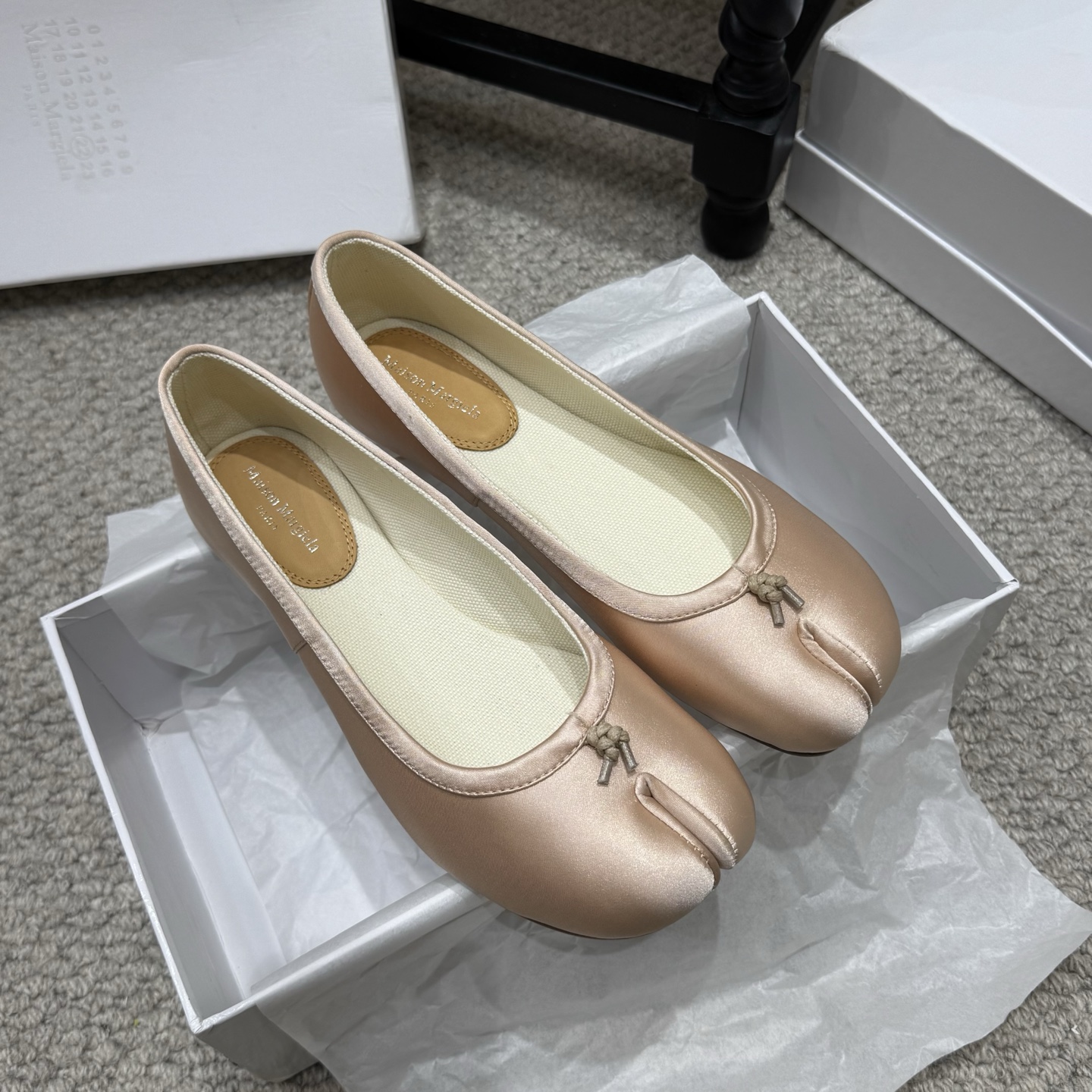 NO:924501,Classic model Maison Margiela 2026ss Margiela exclusive new product, the highest version buyer. Original molded double-layer leather sole. The original lasted shoe is very generous and can be easily matched with various styles. The good news for short legs. The upper body becomes longer legs in an instant. The upper body is not constrained by conventions, and you can be yourself as you like~ Fried chicken on the feet is soft and comfortable. Cloth upper, sheepskin lining, outsole, original Italian leather sole.  Size35-41 (customized at 40.41), split-toe shoes, sheepskin19860909经典款 Maison Margiela 2026ss玛吉拉独家新品最高版本买手. 原版开模双层真皮鞋底 原版套楦鞋型很大方 搭配各种风格都轻松驾驭 小短腿的福音 上身瞬间秒变大长腿 上脚不被常规所拘束,随心所欲做自己～上脚炒鸡柔软舒适 鞋面布面 内里羊皮 大底原版意大利真皮底 Size35-41（40.41定做）,分趾鞋,sheepskin,Women's Shoes