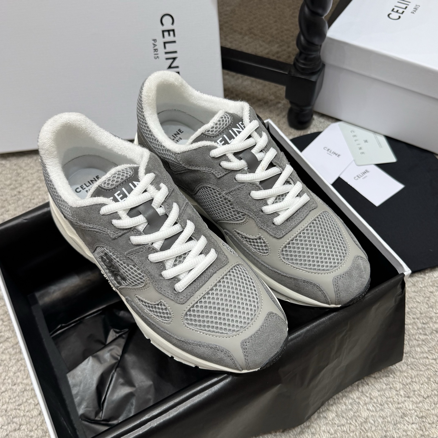 NO:924491,Sneakers Celine Celine Runner Series Retro Distressed Mesh Casual Sneakers Gray suede spliced with breathable mesh fabric, low saturated fog gray with a French lazy texture The embossed Arc de Triomphe logo is low-key and restrained, unobtrusive but high-end at a glance Tasteful distressed off-white rubber thick soles, quietly heightening the figure, and the smooth shoe shape directly modifies the calf line Exquisite packaging at the delivery counter Fabric: Original custom-made imported cowhide + mesh  Lining: Original customized breathable terry cloth Outsole: Original molded anti-slip rubber outsole Sole thickness: 4CM Size: Women's 35-40, casual shoes/sports shoes, celine, celine, sneakers, cowhide, chamois leather19860909运动鞋 Celine 赛琳Runner系列 复古 做旧 网面 休闲 运动鞋 灰调麂皮拼接透气网眼面料,低饱和雾灰色自带法式慵懒质感 浮雕凯旋门标识低调内敛,不张扬却一眼识别高阶 品味做旧米白橡胶厚底,悄悄垫高身形,流畅鞋型直接修饰小腿线条 配送专柜精美包装 面料: 原版定制进口牛皮+网面 内里: 原版定制透气毛巾布 大底: 原版开模防滑橡胶大底 底厚: 4CM Size: 女款35-40,休闲鞋/运动鞋,celine,celine,sneakers,cowhide,chamois leather,Women's Shoes