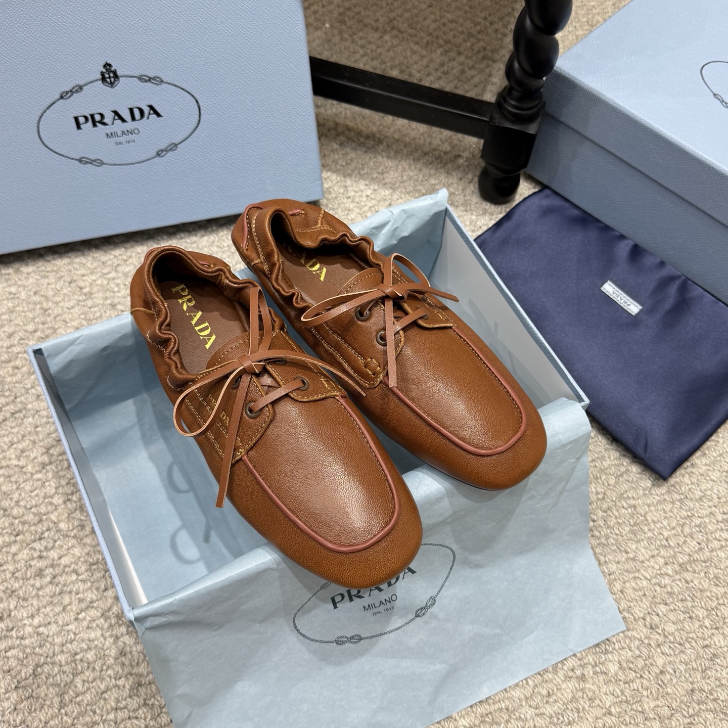 NO:958299,Lace-up style Prada2026 new pleated elastic lace-up loafers pleated loafers... The design is classic round toe + flat bottom, easy to control for daily commuting. The lining and insole have PRADA logo, full of details, low-key and advanced, super versatile, can be easily held in jeans or skirts, it is a must-have item that is both practical and fashionable. Lambskin upper, mixed sheepskin lining, outsole, original non-slip and wear-resistant rubber outsole  Size35-40 (41 customized), loafers, prada, loafers, skirts, jeans, sheepskin19860909系带款 Prada2026新款褶皱松紧系带乐福鞋褶饰乐福鞋... 设计经典圆头+平底,日常通勤,轻松驾驭.内衬和鞋垫都有PRADA标志,细节满分,低调又高级超百搭,无论牛仔裤还是裙装都能轻松hold住,是实用与时尚兼具的必备单品 鞋面小羊皮 内里混种羊皮 大底原版防滑耐磨橡胶大底 Size35-40（41定做）,乐福鞋,prada,loafers,skirts,jeans,sheepskin,Women's Shoes