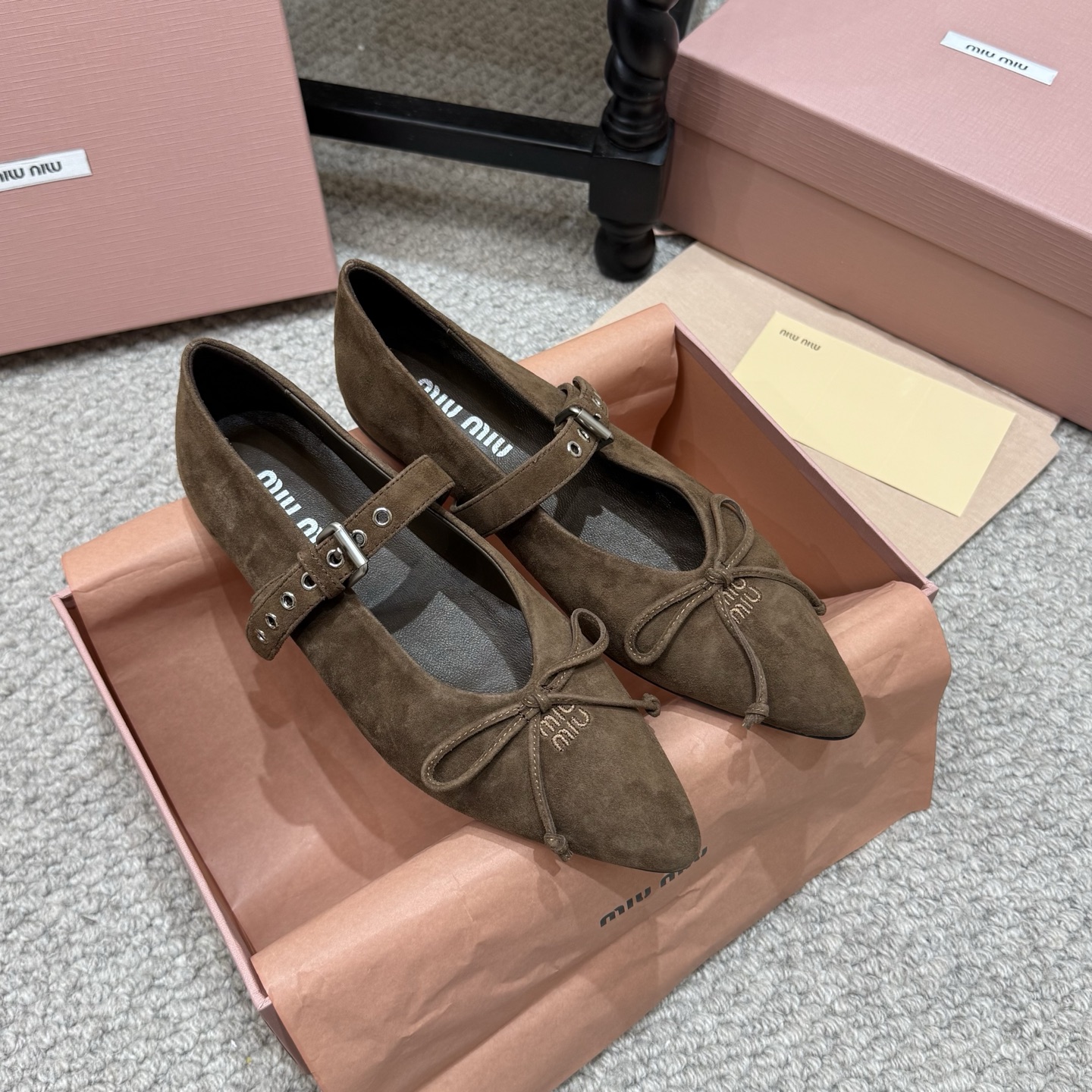 NO:958296,Catwalk model Miu Miu 26 Miu Miu's latest catwalk Mary Jane ballet dance shoes are the trend elements of the new season. Single shoes with one strap on the instep. Mary Jane ballet conveys modern style. Pointed bow design, fashionable and versatile, full of femininity and looks good no matter how you wear it. You don't want to take it off at all. The upper is imported sheepskin. The lining is imported sheepskin. The sole is non-slip and wear-resistant rubber sole. Size35-40 (41 custom-made), single shoes, miumiu,mary  jane,sheepskin19860909走秀款 Miu Miu 26缪缪最新走秀玛丽珍芭蕾舞跳舞鞋新季的潮流要素 脚背一字带单鞋 玛丽珍芭蕾舞传达现代风格 .尖头蝴蝶结设计,时尚百搭女人味十足怎么穿都好看 .穿上完全不想脱下 鞋面进口羊皮 内里垫脚进口羊皮 鞋底防滑耐磨橡胶底 Size35一40（41定做）,单鞋,miumiu,mary jane,sheepskin,Women's Shoes