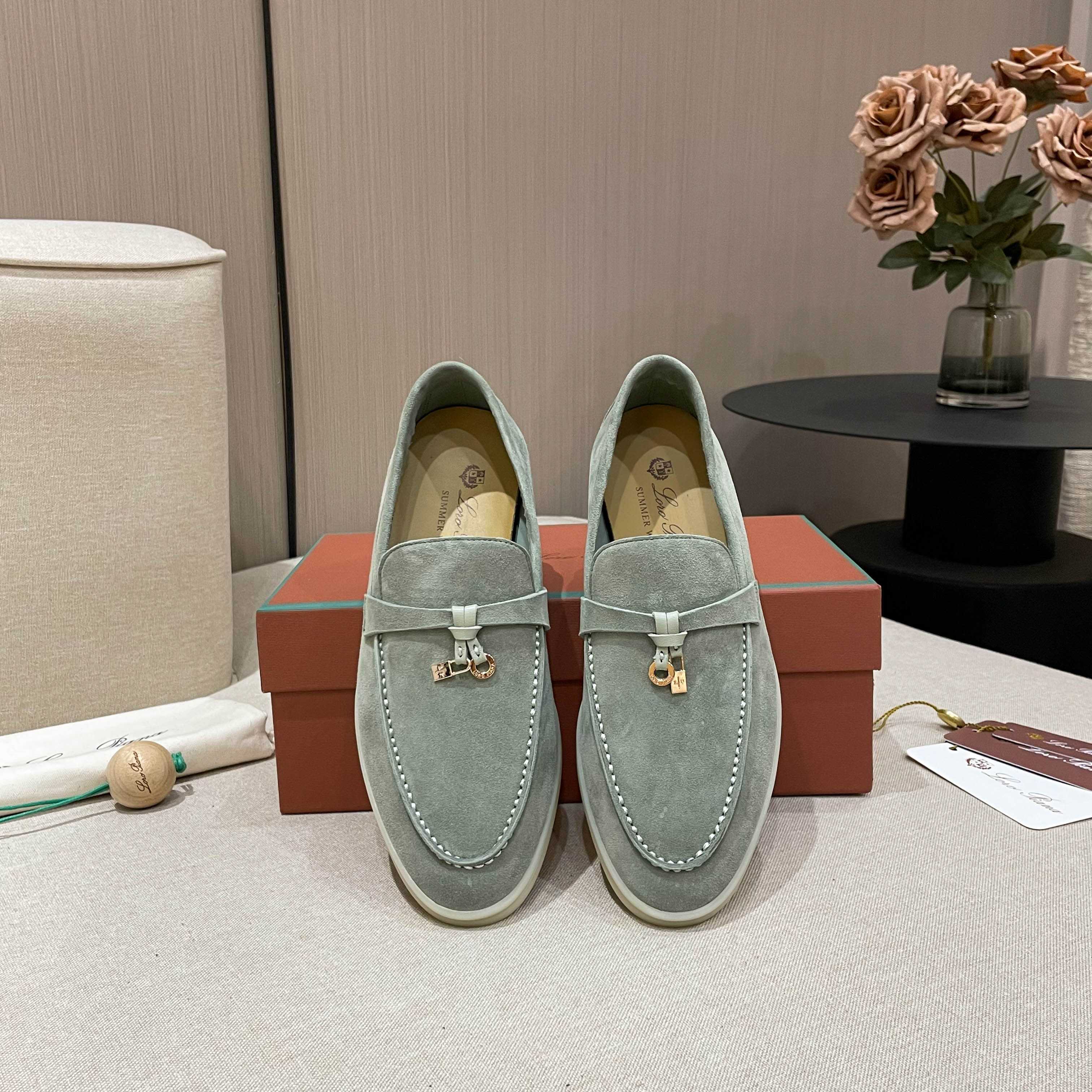 NO:534644,Loro Piana LP classic Summer Charms Walk Mocasin shoes hardware pendant Loafer lock buckle tassel suede single shoes super comfortable couple style Comfortable and casual Mocasin shoes, made of soft suede leather and light-colored rubber sole, is a common casual feature of Loro Piana shoes. The front of the upper is tied with My Charms mini pendant. It is an outstanding summer city accessory whether at home, on the beach or on the deck. The upper is high mercerized sheep velvet, the inner water dyed mixed-bred sheepskin footbed water dyed calfskin original open mold raw rubber outsole size 35-39 (40.41.42 custom made without return), loafers, loro piga, loro  piana,loafers,cowhide,sheepskin19860909Loro Piana 诺悠翩雅 LP 经典款Summer Charms Walk 莫卡辛鞋五金吊坠乐福鞋锁扣流苏绒面单鞋超级舒适情侣款 舒适休闲的莫卡辛鞋,采用柔软的绒面牛皮革制作,浅色橡胶鞋底,是Loro Piana鞋履共有的休闲特色,鞋面前部饰带,配以My Charms迷你吊饰,无论在家里、在海边或甲板上,都是一款出众的夏季城市配饰. 鞋面高丝光羊反绒 内里水染混种羊皮 垫脚水染小牛皮 鞋底原版开模生胶大底 码数女35-39（40.41.42定做不退换）,乐福鞋,loro piana,loro piana,loafers,cowhide,sheepskin,Women's Shoes