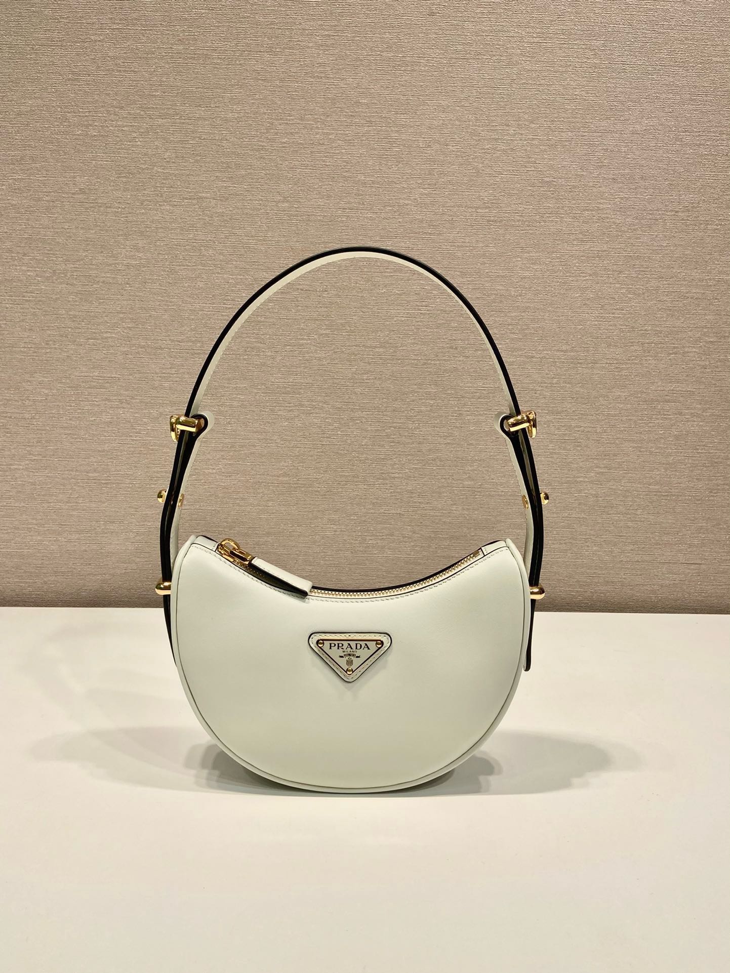 Prada Moon Leather Shoulder Bag, 18 cm - Chic & Versatile Crossbody Handbag 1 i1745648071 9522 2