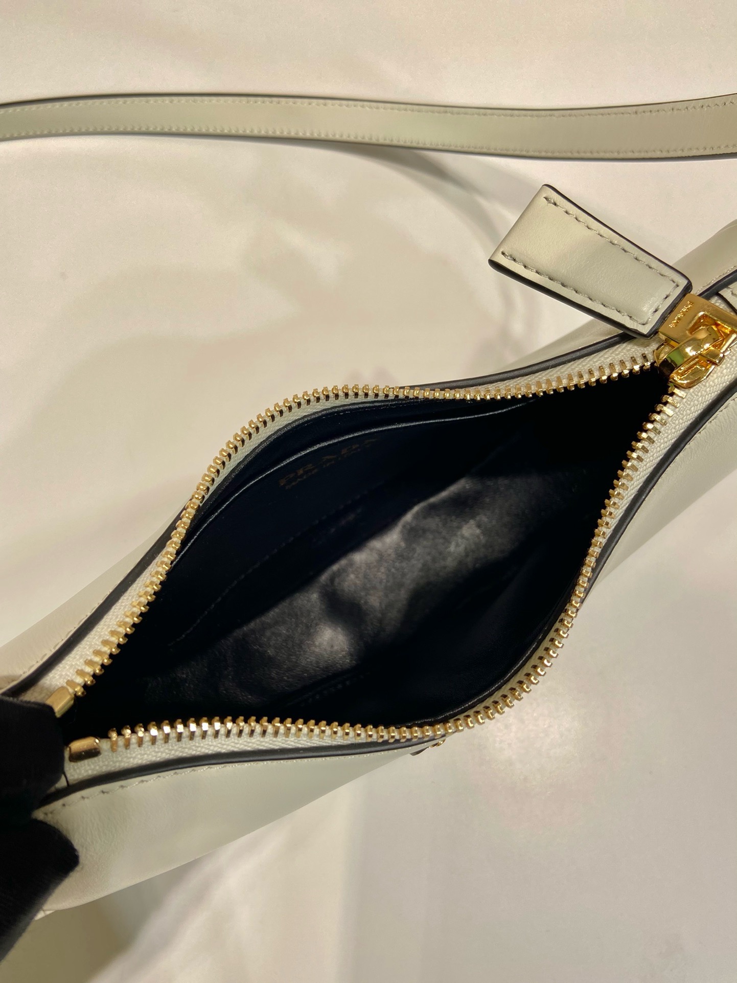 Prada Moon Leather Shoulder Bag, 18 cm - Chic & Versatile Crossbody Handbag 8 i1745648072 7031 5