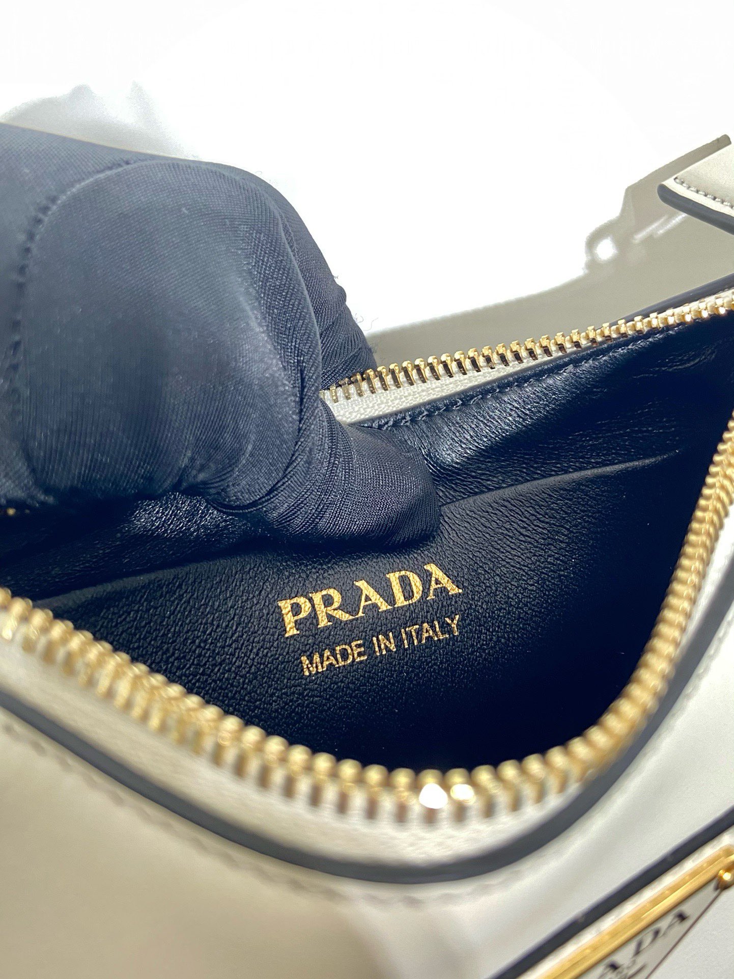 Prada Moon Leather Shoulder Bag, 18 cm - Chic & Versatile Crossbody Handbag 9 i1745648072 7348 3