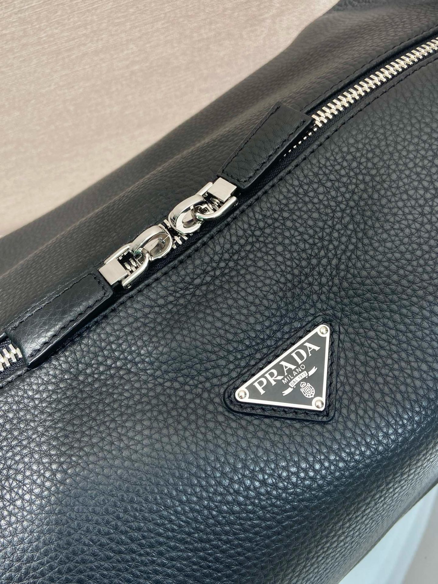 Prada 2VH185 Large Leather Messenger Bag | Stylish & Functional 8 i1745996963636 2950 0 6