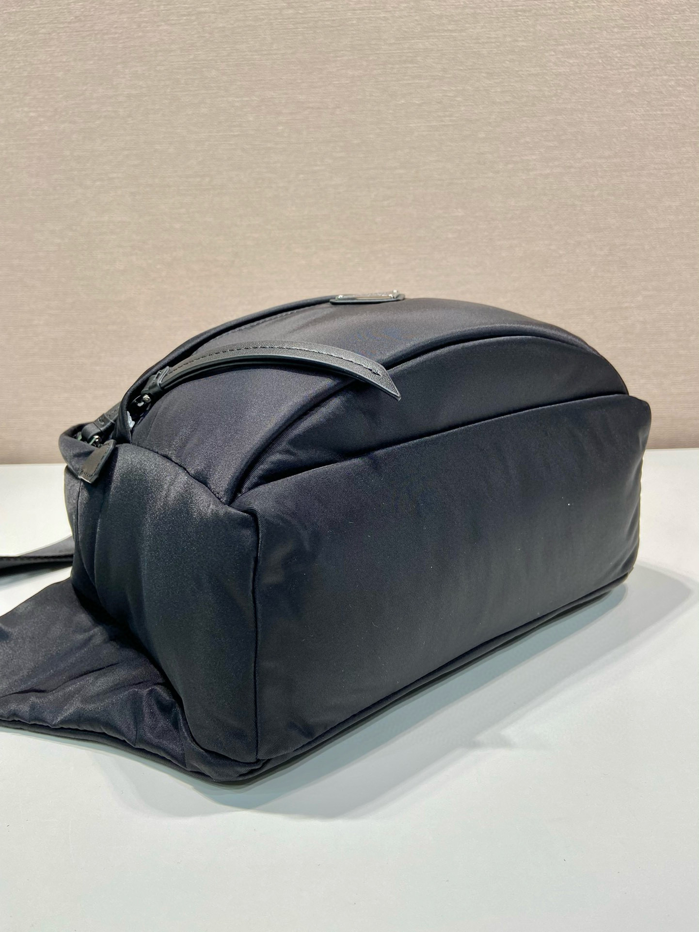Prada 2VH038B Messenger Bag in Black Nylon with Logo Detail 7 i1752663060917 6645 0 5