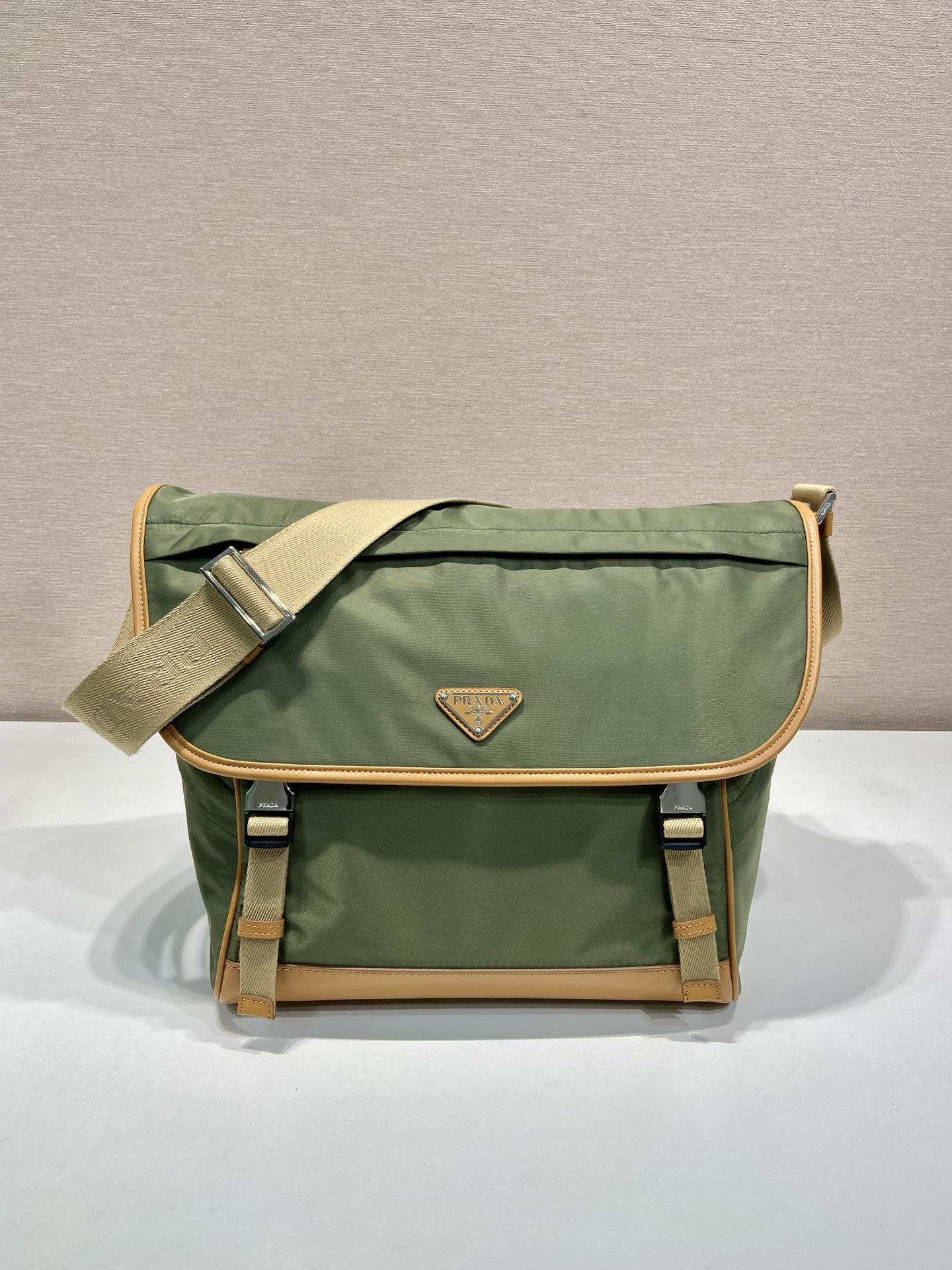 Prada Re-Nylon Messenger Bag with Leather Trim - Stylish and Functional 2 i1754639532181 1554 0 0