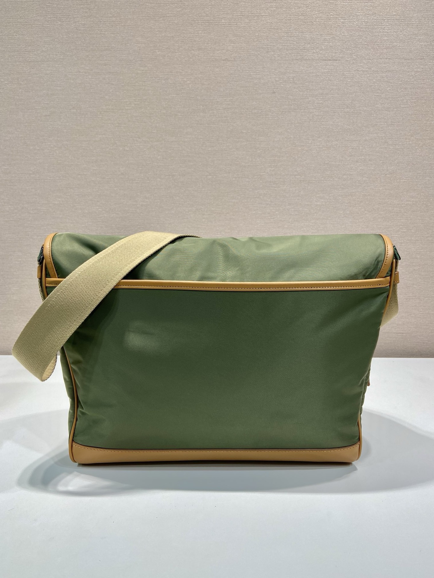 Prada Re-Nylon Messenger Bag with Leather Trim - Stylish and Functional 5 i1754639537410 1226 0 3