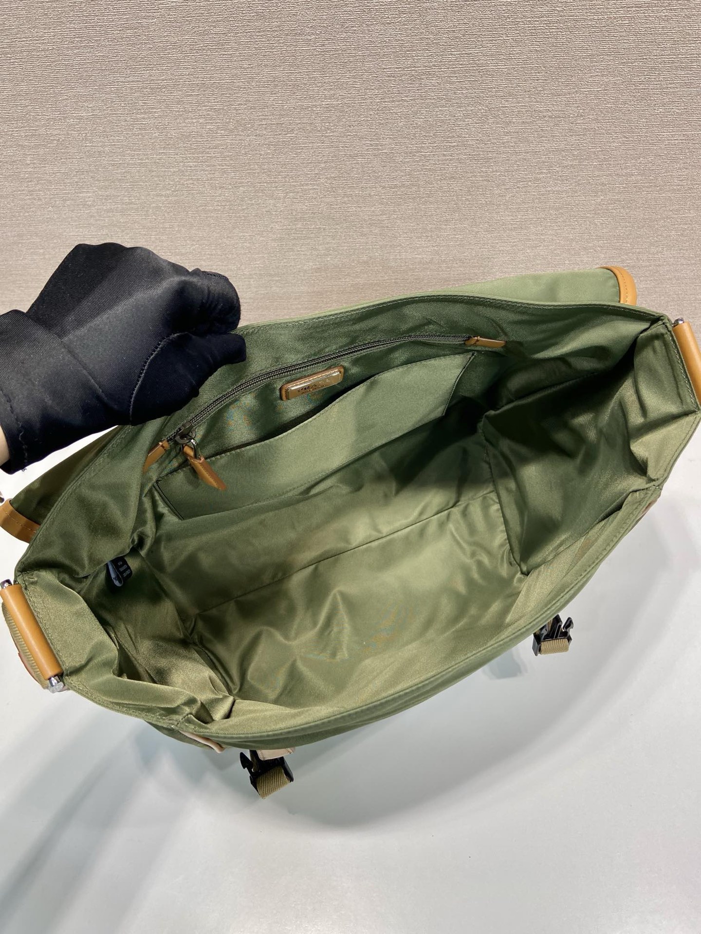 Prada Re-Nylon Messenger Bag with Leather Trim - Stylish and Functional 9 i1754639537566 2660 0 7