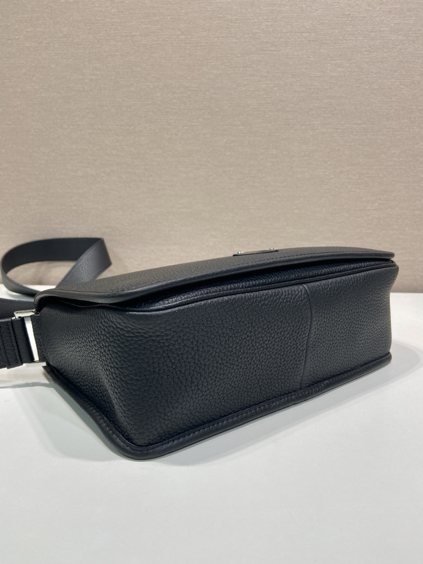 Prada Leather Messenger Bag - Stylish and Functional Shoulder Bag for Men 7 i1754639928282 2295 0 5