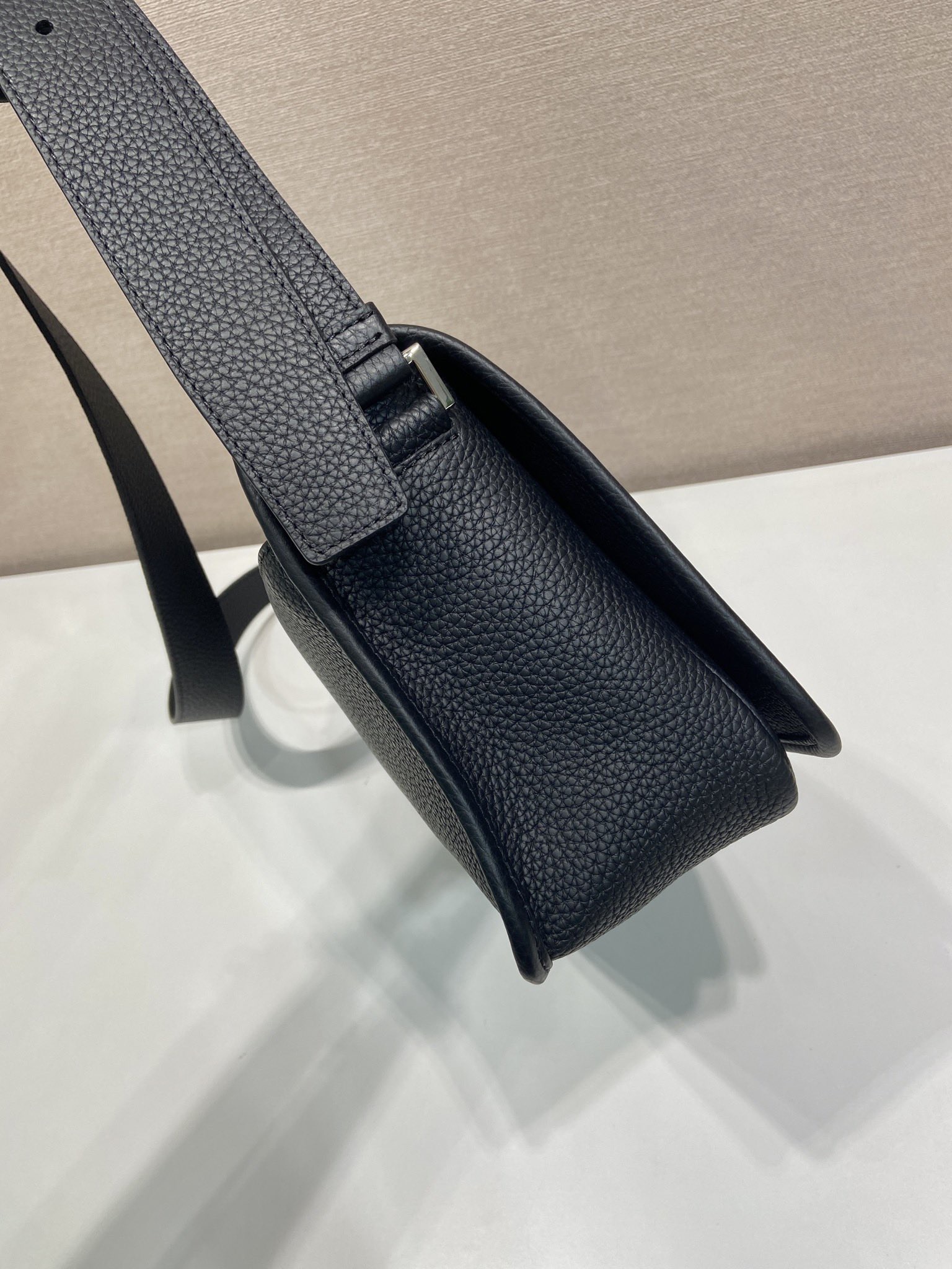 Prada Leather Messenger Bag - Stylish and Functional Shoulder Bag for Men 6 i1754639931423 6200 0 4