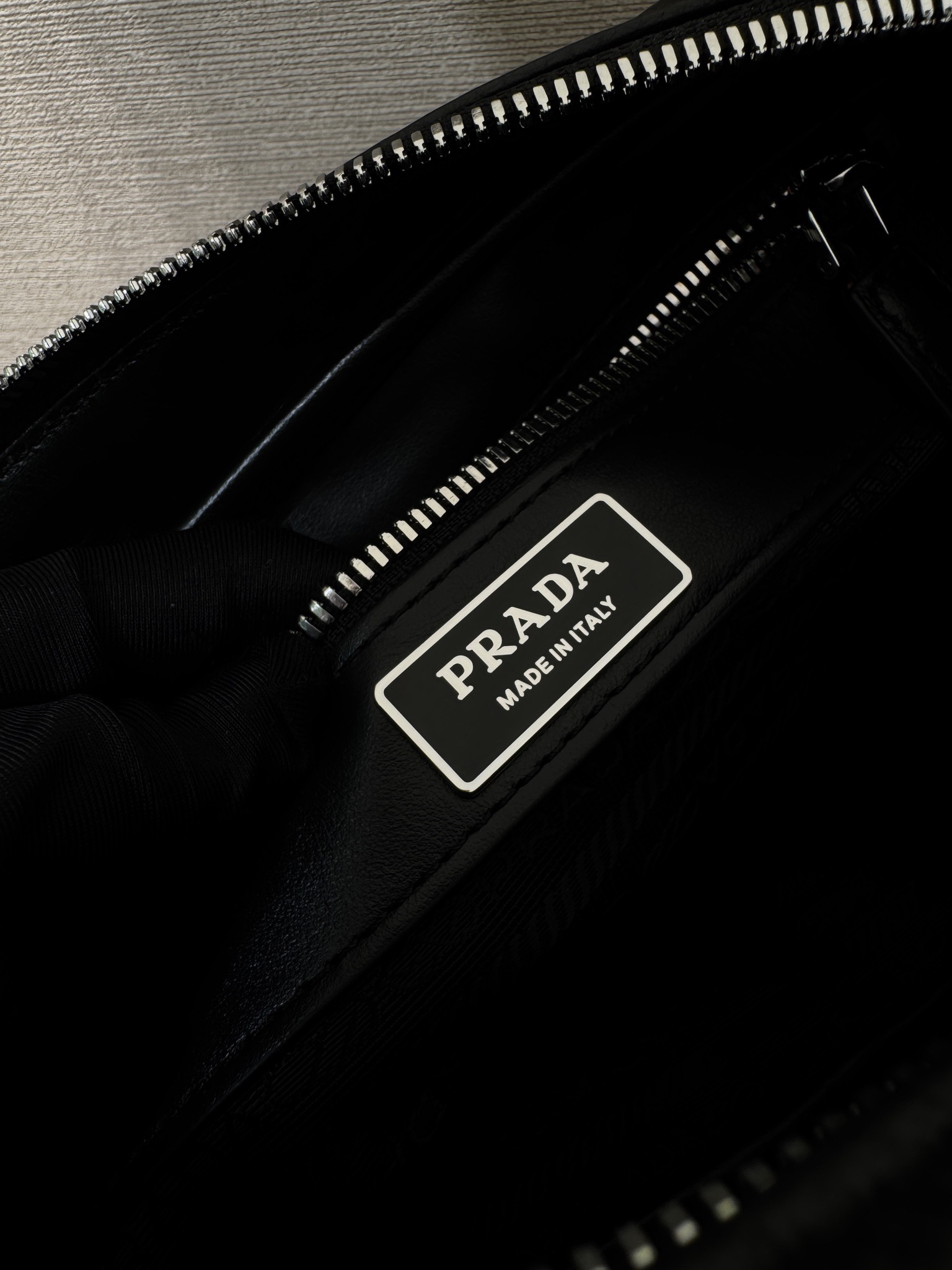Prada Leather Messenger Bag - Compact, Stylish & Versatile Shoulder Bag 9 i1754640005507 7037 0 8