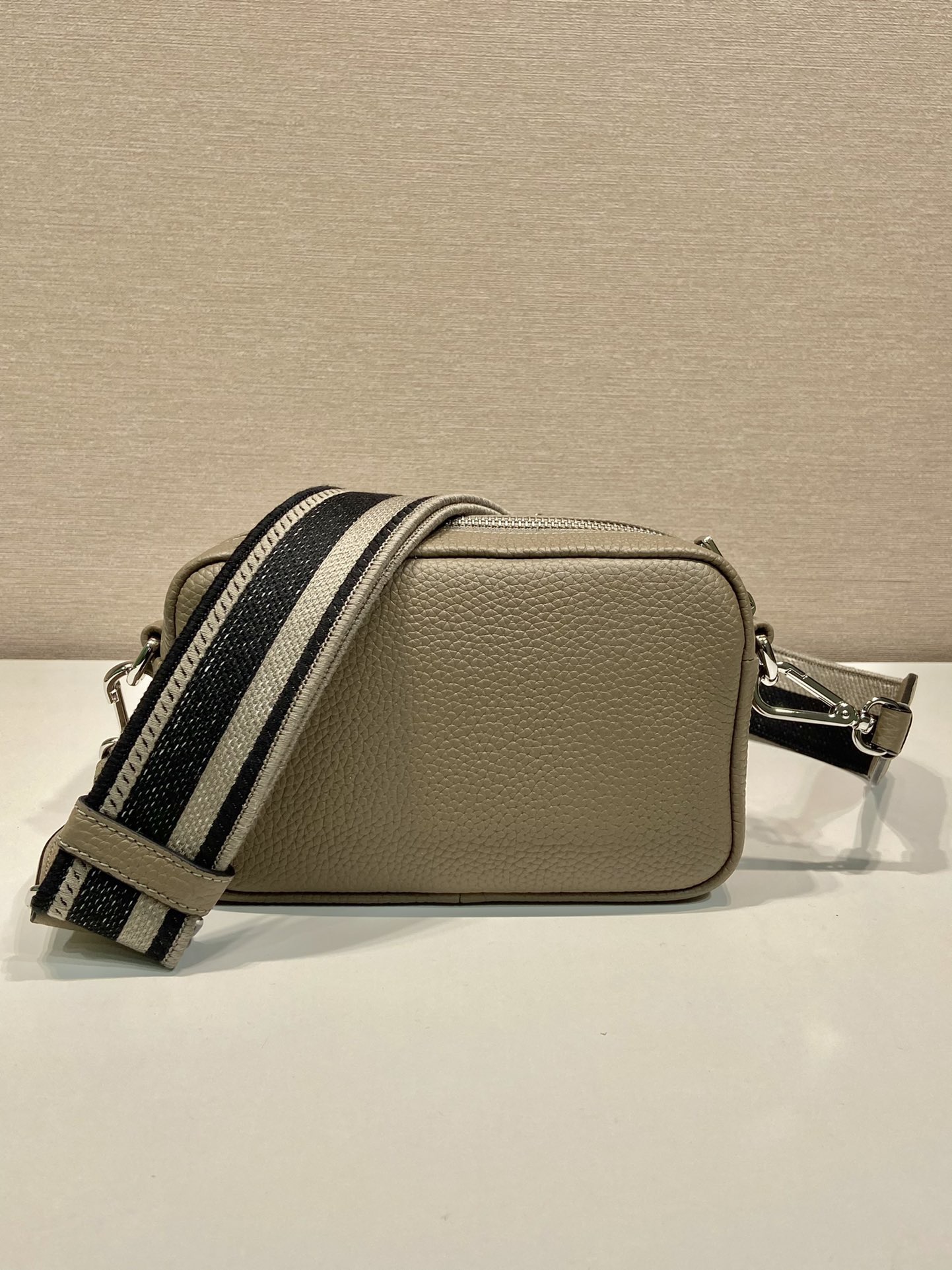 Prada 1BH192 Leather Crossbody Bag with Detachable Straps 4 i1755357095172 1423 0 3