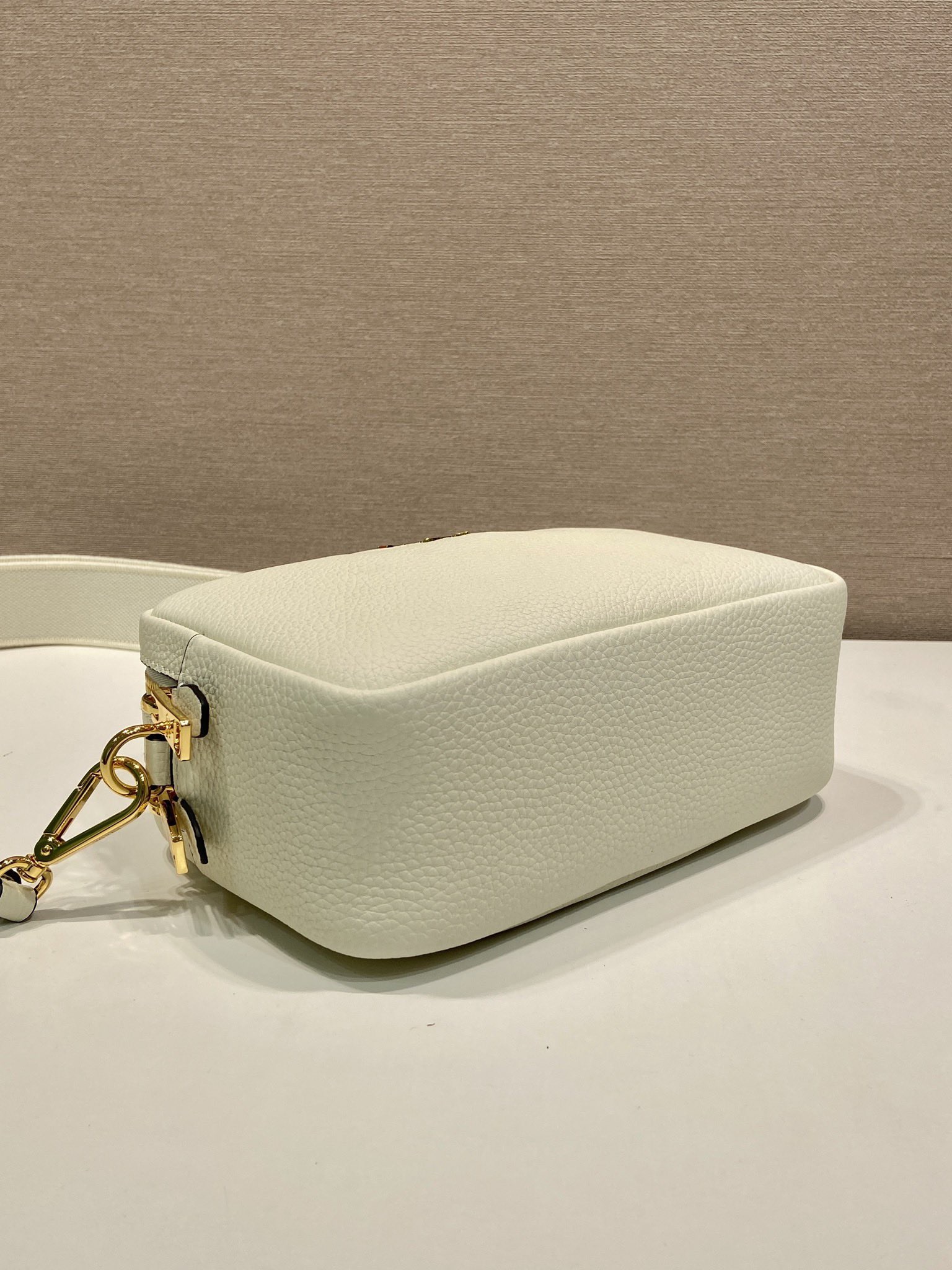Prada Leather Crossbody Bag with Adjustable Strap - Stylish & Versatile 7 i1756371814367 9645 0 5