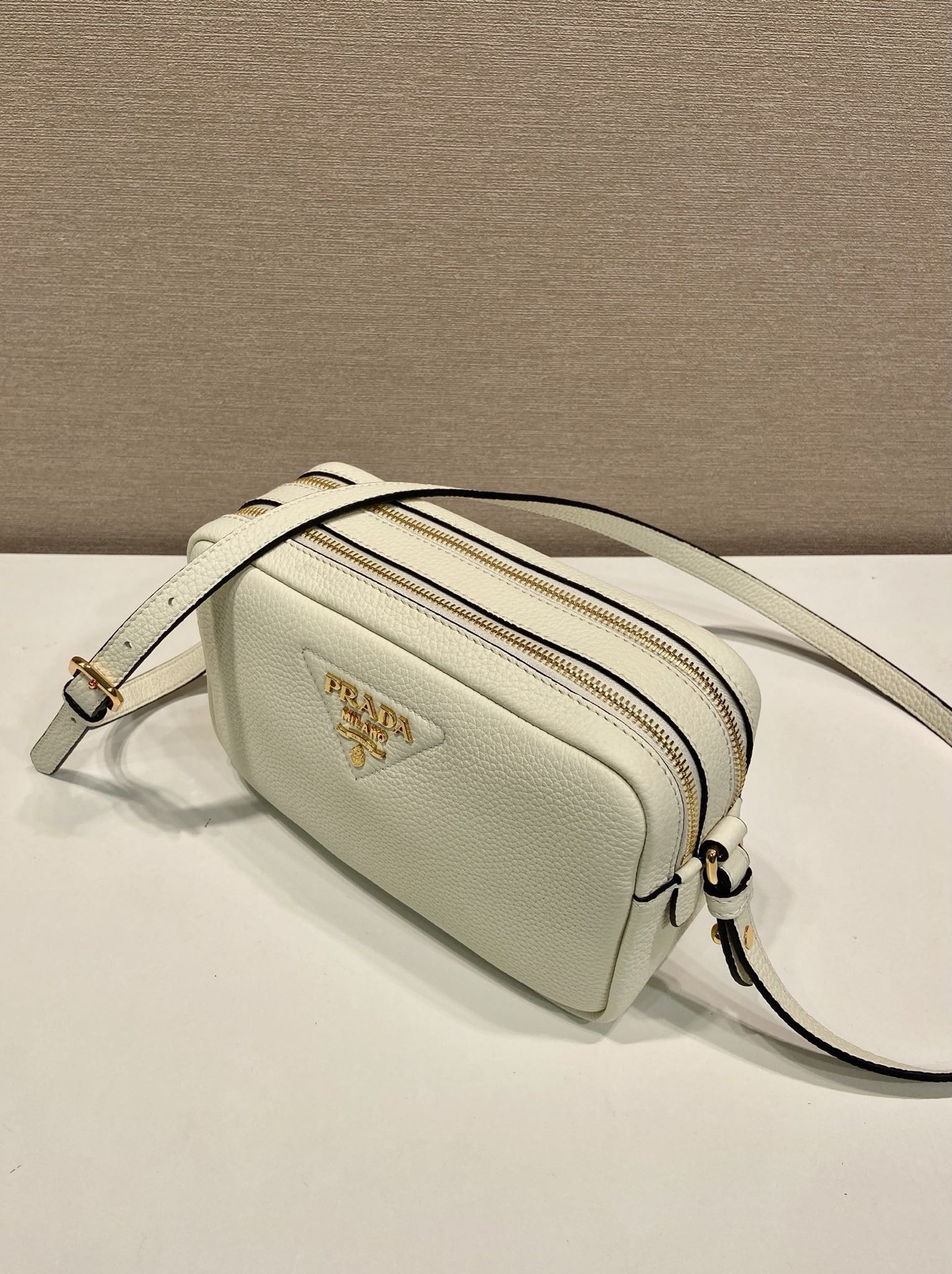 Prada Leather Crossbody Bag with Adjustable Strap - Stylish & Versatile 4 i1756371815142 7959 0 2
