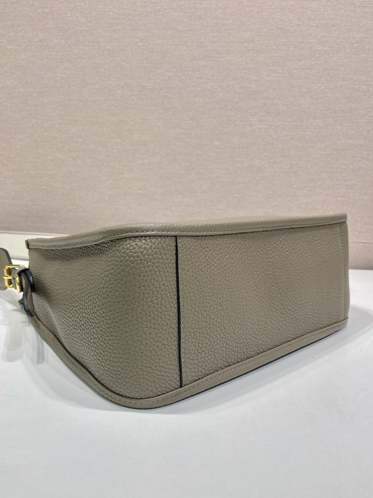 Prada Leather Mini Shoulder Bag with Logo Strap - Modern & Stylish 7 i1756372556591 3089 0 5