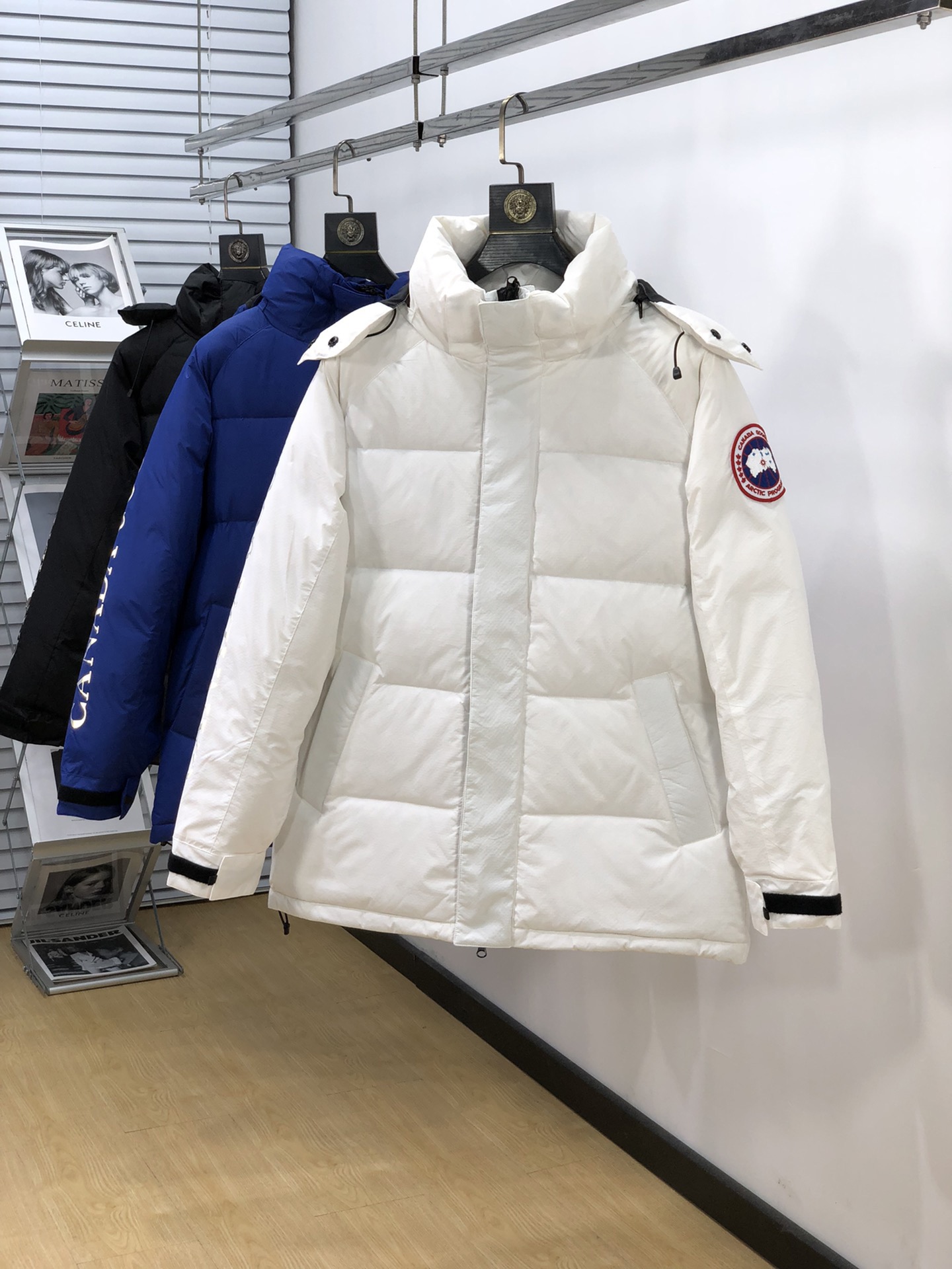 Canada Goose Approach 2078M jacket. Inspired by Skreslet parka, 9 bright colors, removable hood, 750-fill white goose down, waterproof fabric. Reflective sleeve, adjustable cuffs and hem. 7 sizes available.-Big cat