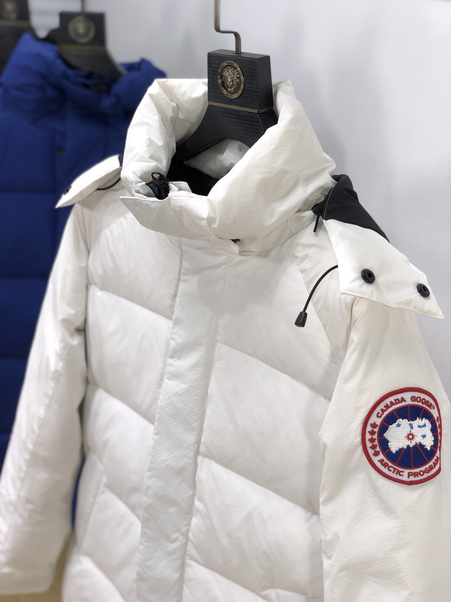 Canada Goose Approach 2078M jacket. Inspired by Skreslet parka, 9 bright colors, removable hood, 750-fill white goose down, waterproof fabric. Reflective sleeve, adjustable cuffs and hem. 7 sizes available.-Big cat