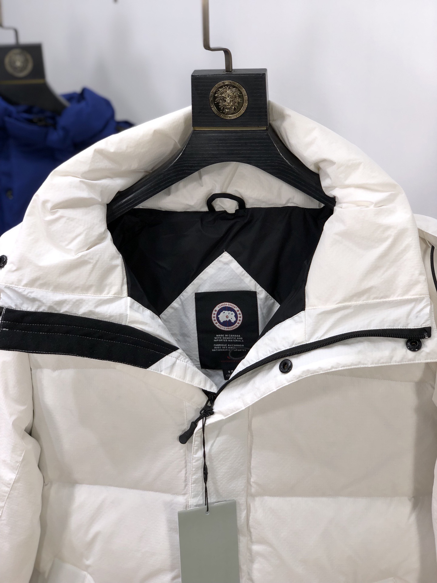 Canada Goose Approach 2078M jacket. Inspired by Skreslet parka, 9 bright colors, removable hood, 750-fill white goose down, waterproof fabric. Reflective sleeve, adjustable cuffs and hem. 7 sizes available.-Big cat