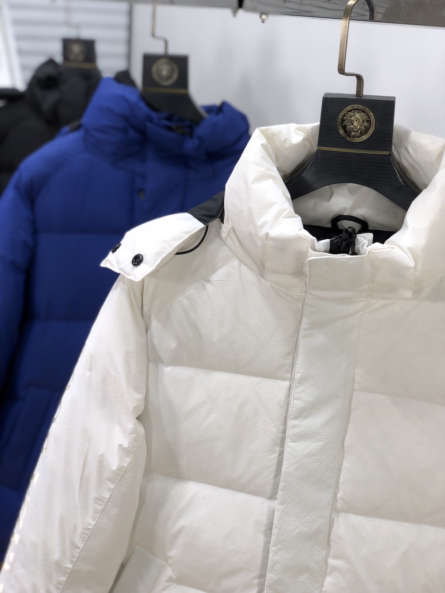 Canada Goose Approach 2078M jacket. Inspired by Skreslet parka, 9 bright colors, removable hood, 750-fill white goose down, waterproof fabric. Reflective sleeve, adjustable cuffs and hem. 7 sizes available.-Big cat