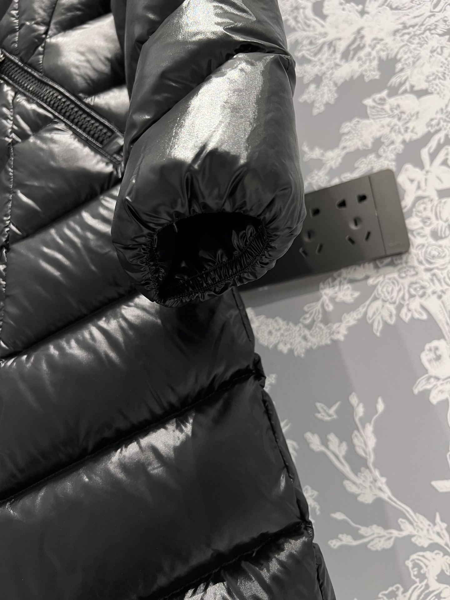 High-end Moncler long down jacket in Guangzhou, oversized fox fur collar, tailored waist. Sizes 1-4.-Big cat