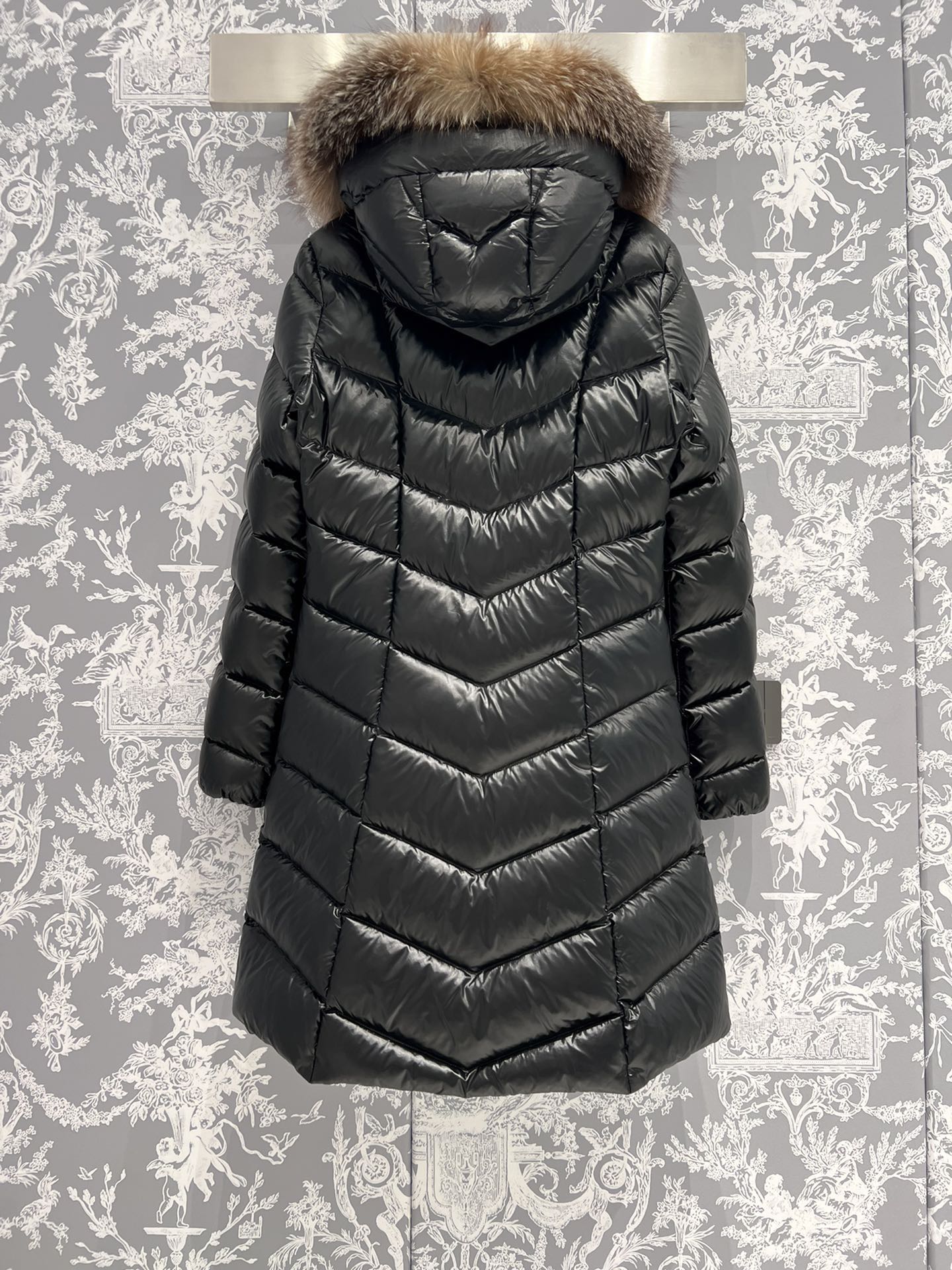 High-end Moncler long down jacket in Guangzhou, oversized fox fur collar, tailored waist. Sizes 1-4.-Big cat