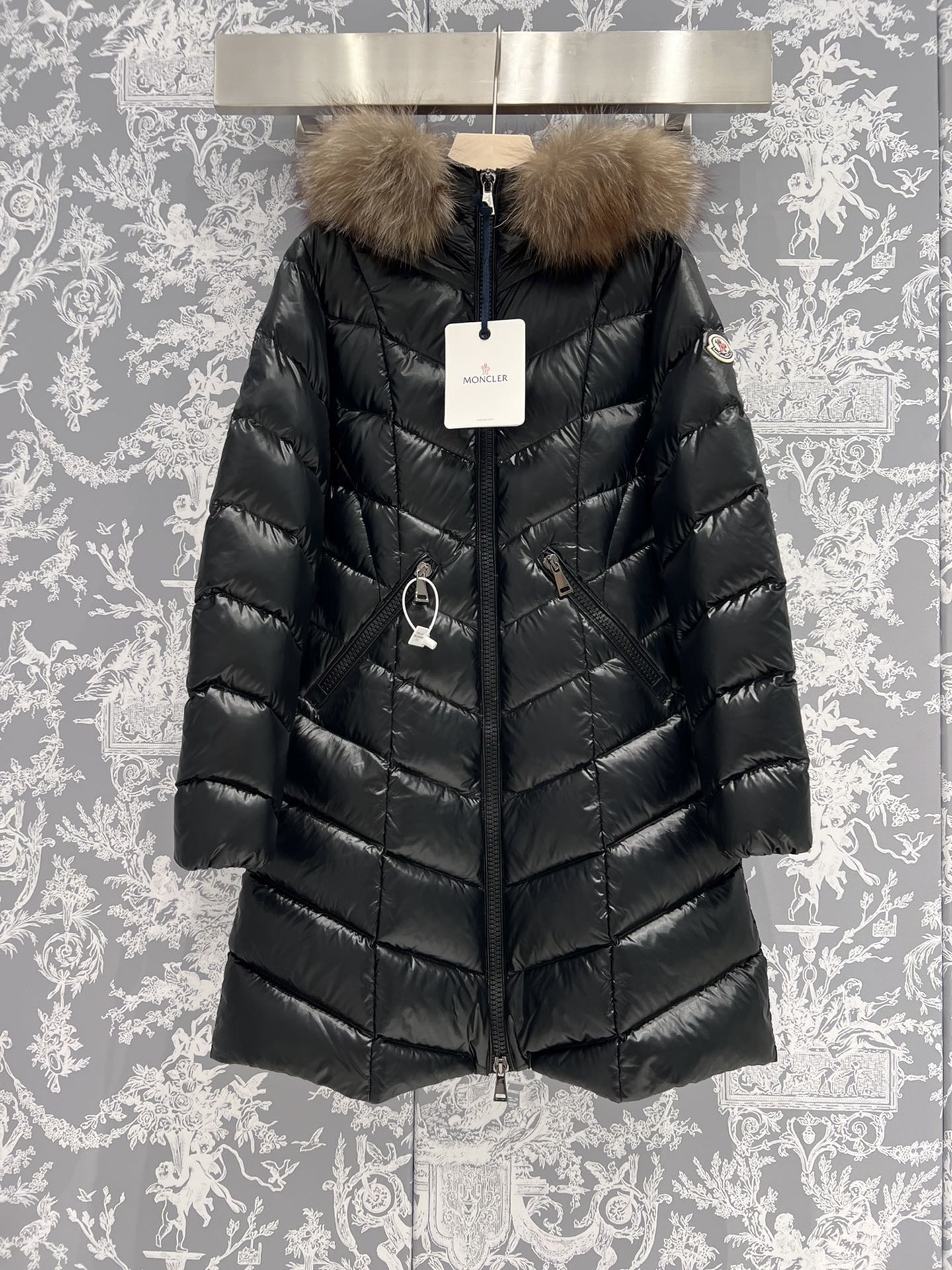 High-end Moncler long down jacket in Guangzhou, oversized fox fur collar, tailored waist. Sizes 1-4.-Big cat