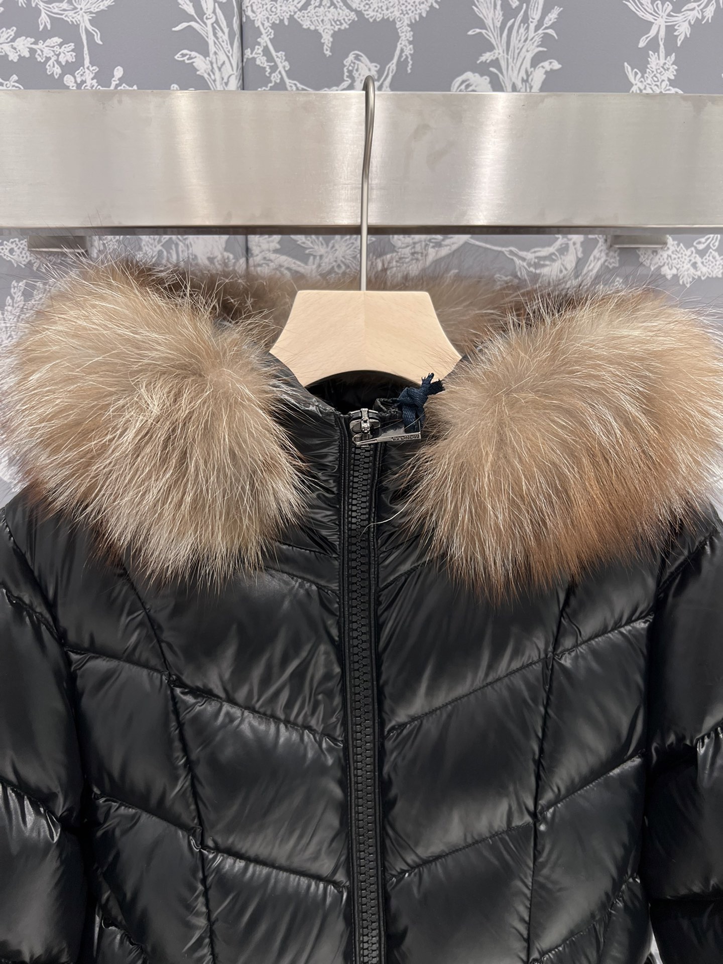 High-end Moncler long down jacket in Guangzhou, oversized fox fur collar, tailored waist. Sizes 1-4.-Big cat