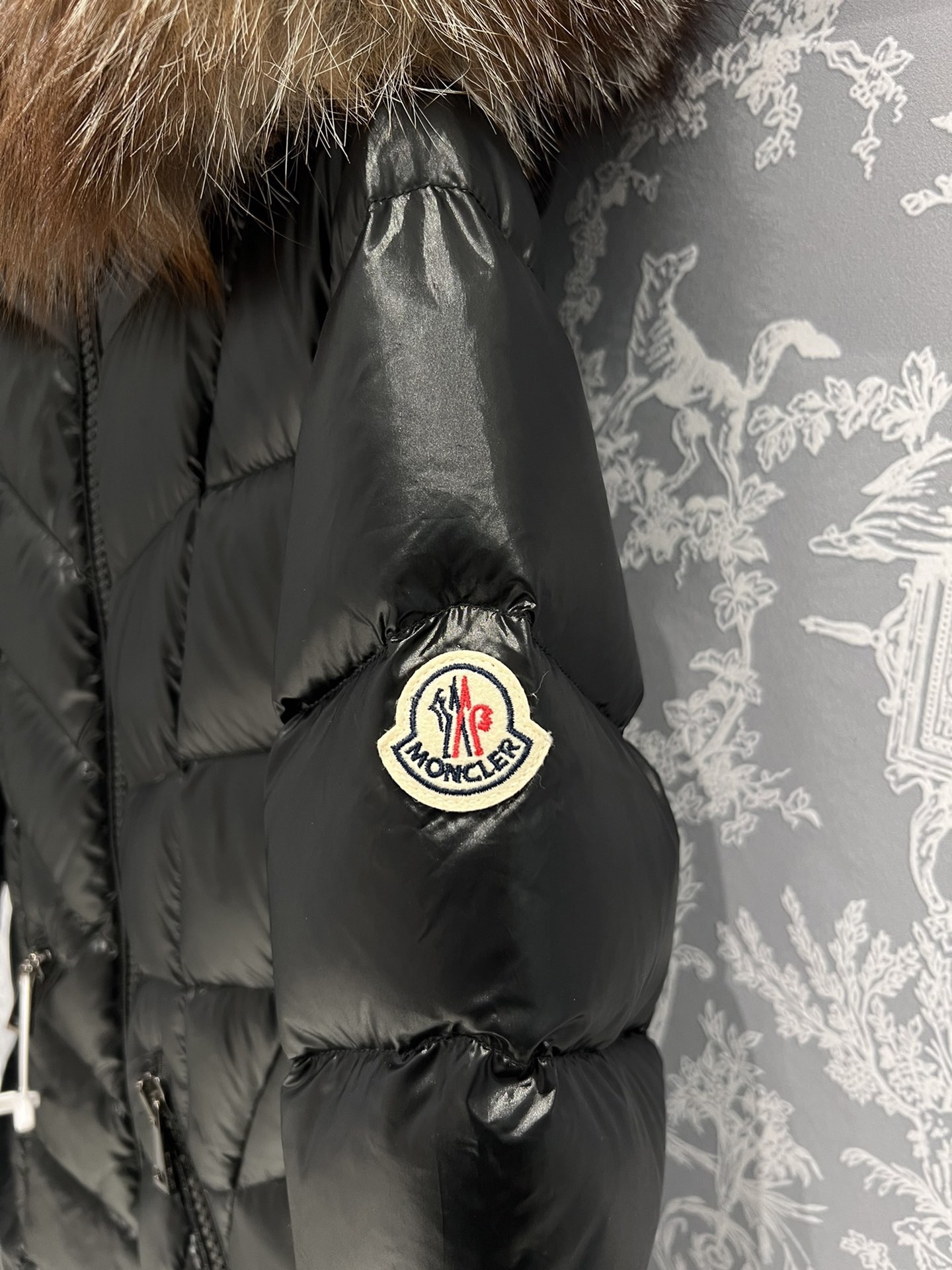 High-end Moncler long down jacket in Guangzhou, oversized fox fur collar, tailored waist. Sizes 1-4.-Big cat