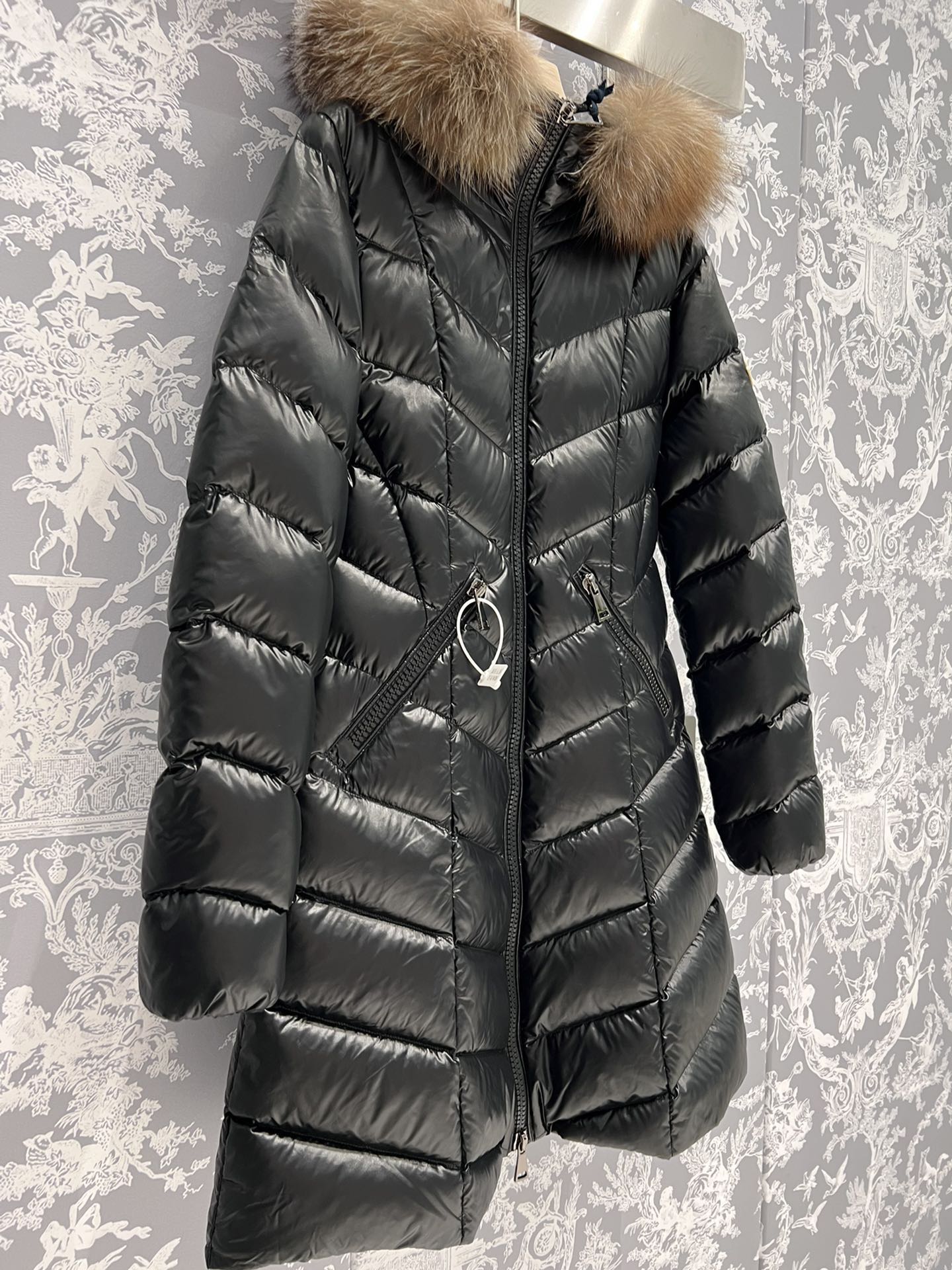 High-end Moncler long down jacket in Guangzhou, oversized fox fur collar, tailored waist. Sizes 1-4.-Big cat