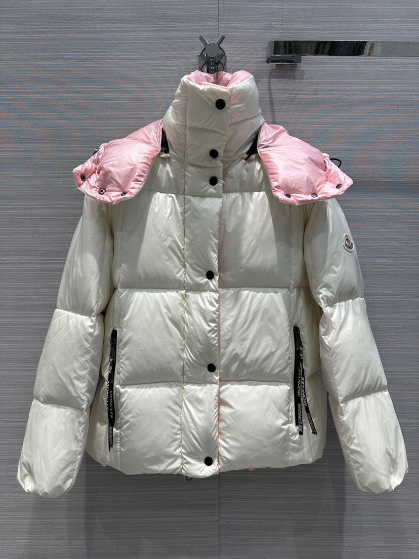 Guangzhou high-version Moncler black and gold hooded down jacket, short puffer style. Sizes: 0,1,2,3.-Big cat