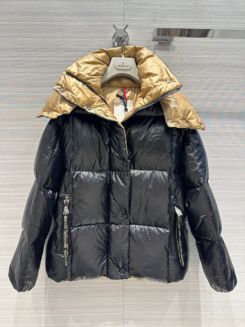 Guangzhou high-version Moncler black and gold hooded down jacket, short puffer style. Sizes: 0,1,2,3.-Big cat