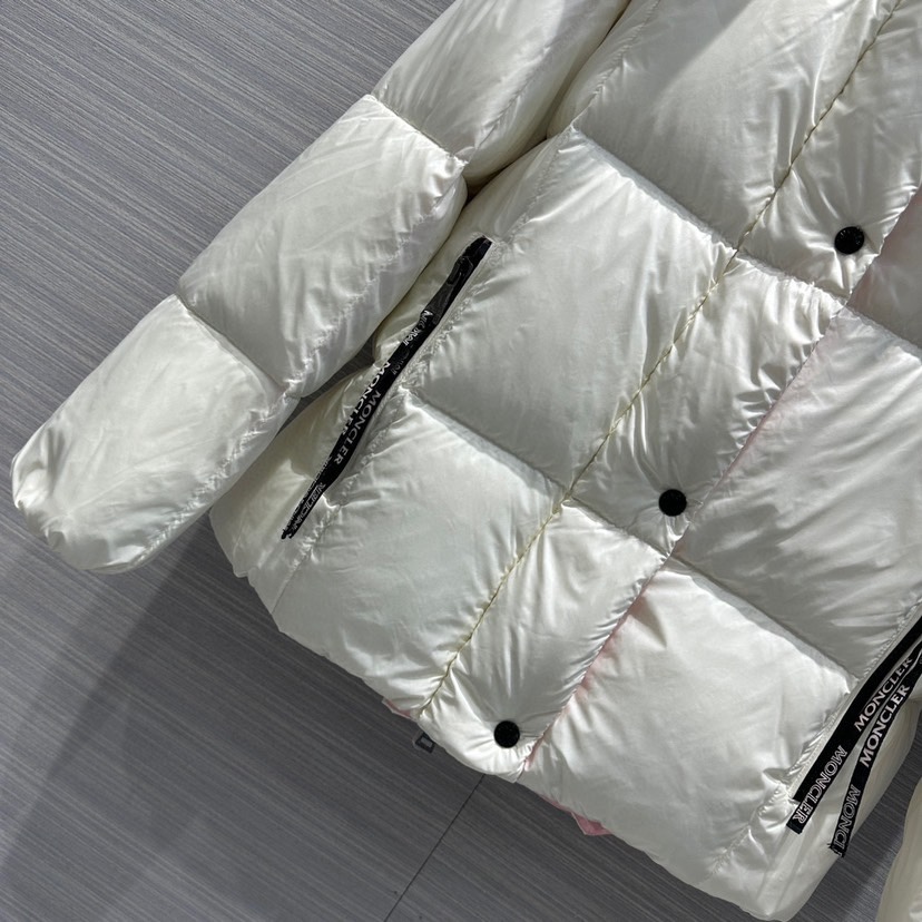 Guangzhou high-version Moncler black and gold hooded down jacket, short puffer style. Sizes: 0,1,2,3.-Big cat