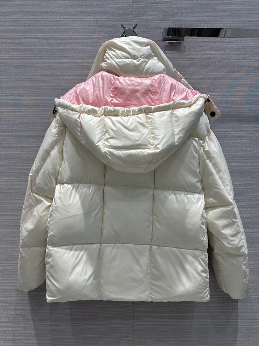 Guangzhou high-version Moncler black and gold hooded down jacket, short puffer style. Sizes: 0,1,2,3.-Big cat