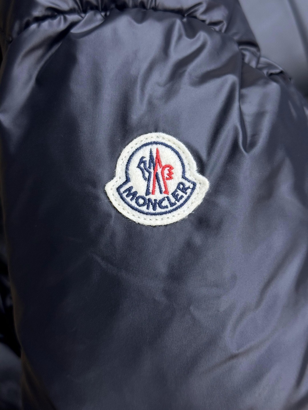 Guangzhou high-version Moncler black and gold hooded down jacket, puffer style, short and thick. Sizes: 0,1,2,3.-Big cat