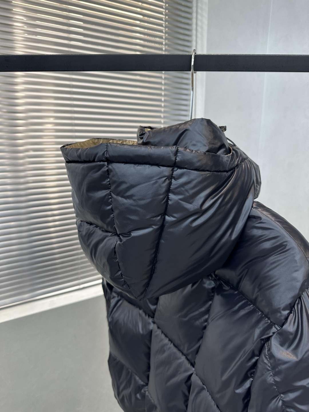 Guangzhou high-version Moncler black and gold hooded down jacket, puffer style, short and thick. Sizes: 0,1,2,3.-Big cat