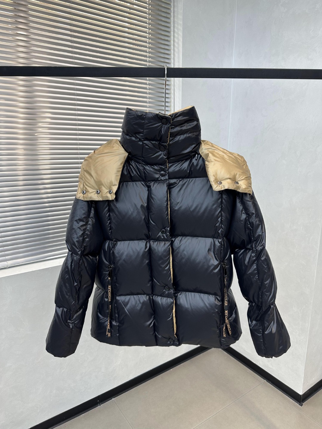 Guangzhou high-version Moncler black and gold hooded down jacket, puffer style, short and thick. Sizes: 0,1,2,3.-Big cat