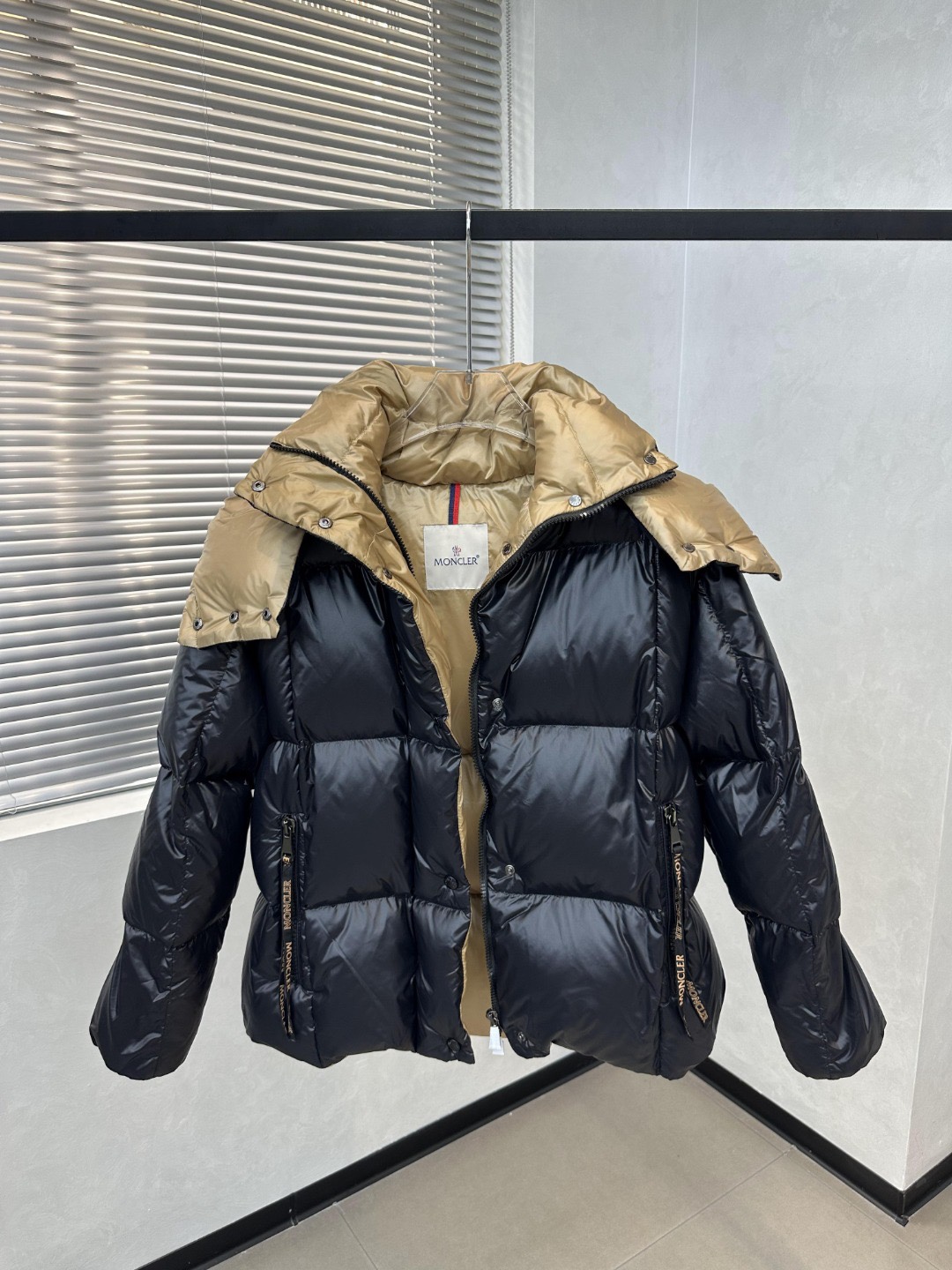 Guangzhou high-version Moncler black and gold hooded down jacket, puffer style, short and thick. Sizes: 0,1,2,3.-Big cat