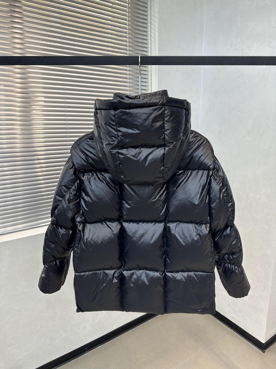 Guangzhou high-version Moncler black and gold hooded down jacket, puffer style, short and thick. Sizes: 0,1,2,3.-Big cat