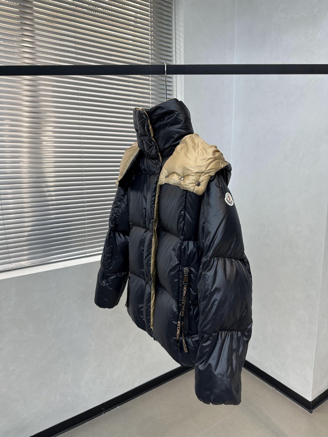 Guangzhou high-version Moncler black and gold hooded down jacket, puffer style, short and thick. Sizes: 0,1,2,3.-Big cat