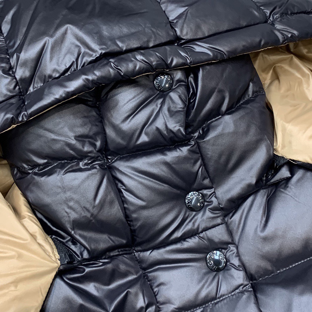 Guangzhou high-version Moncler black and gold hooded down jacket, short puffer style, thick. Sizes: 0,1,2,3.-Big cat