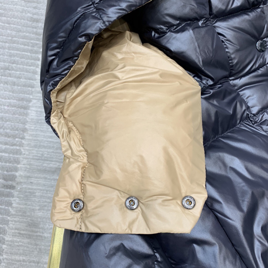 Guangzhou high-version Moncler black and gold hooded down jacket, short puffer style, thick. Sizes: 0,1,2,3.-Big cat