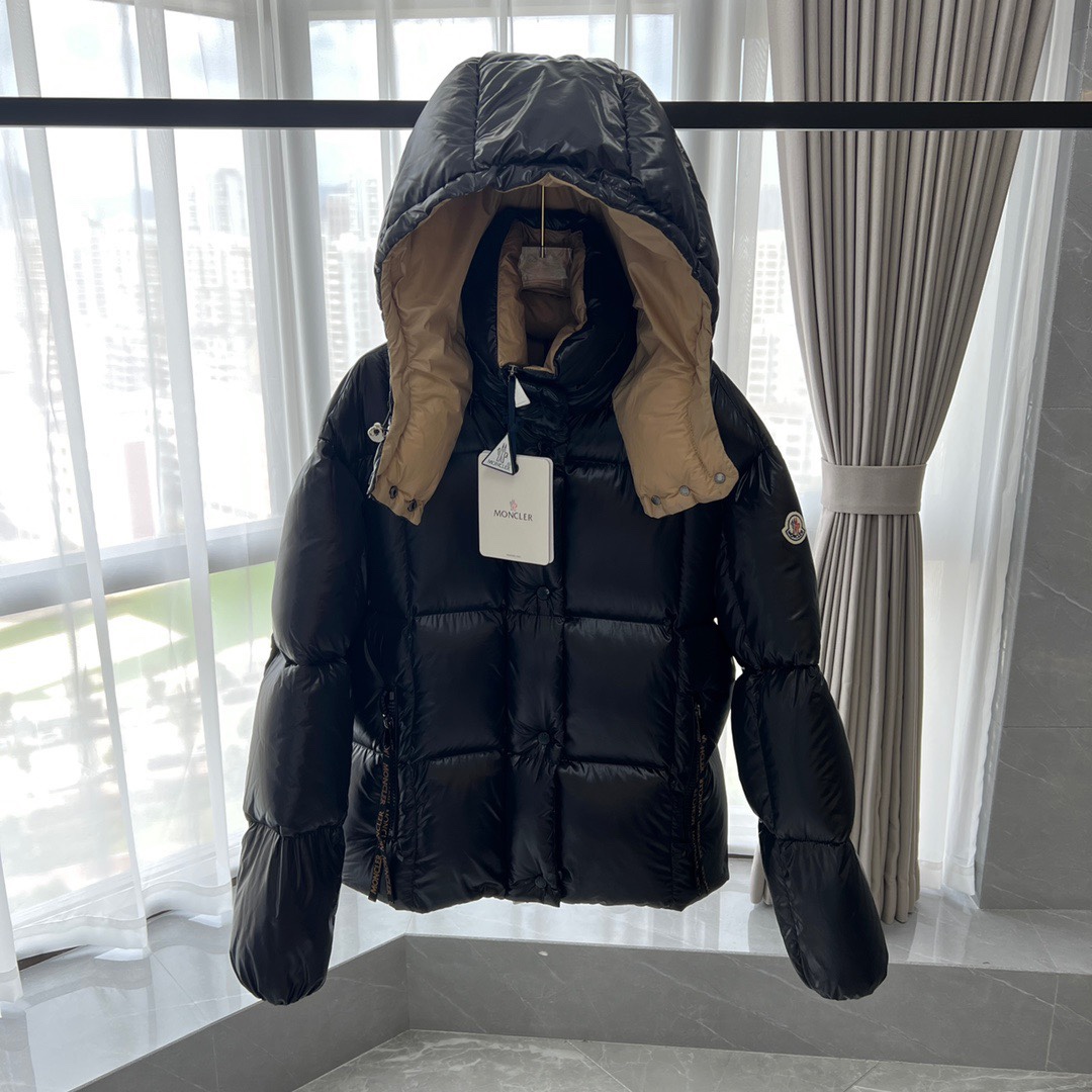 Moncler Parana short puffer jacket. Colors: Black, Cream, Gray. Sizes: 0-3. Features: shiny nylon, detachable hood, loose fit. 95% white duck down, NFC chip. High-quality replica.-Big cat