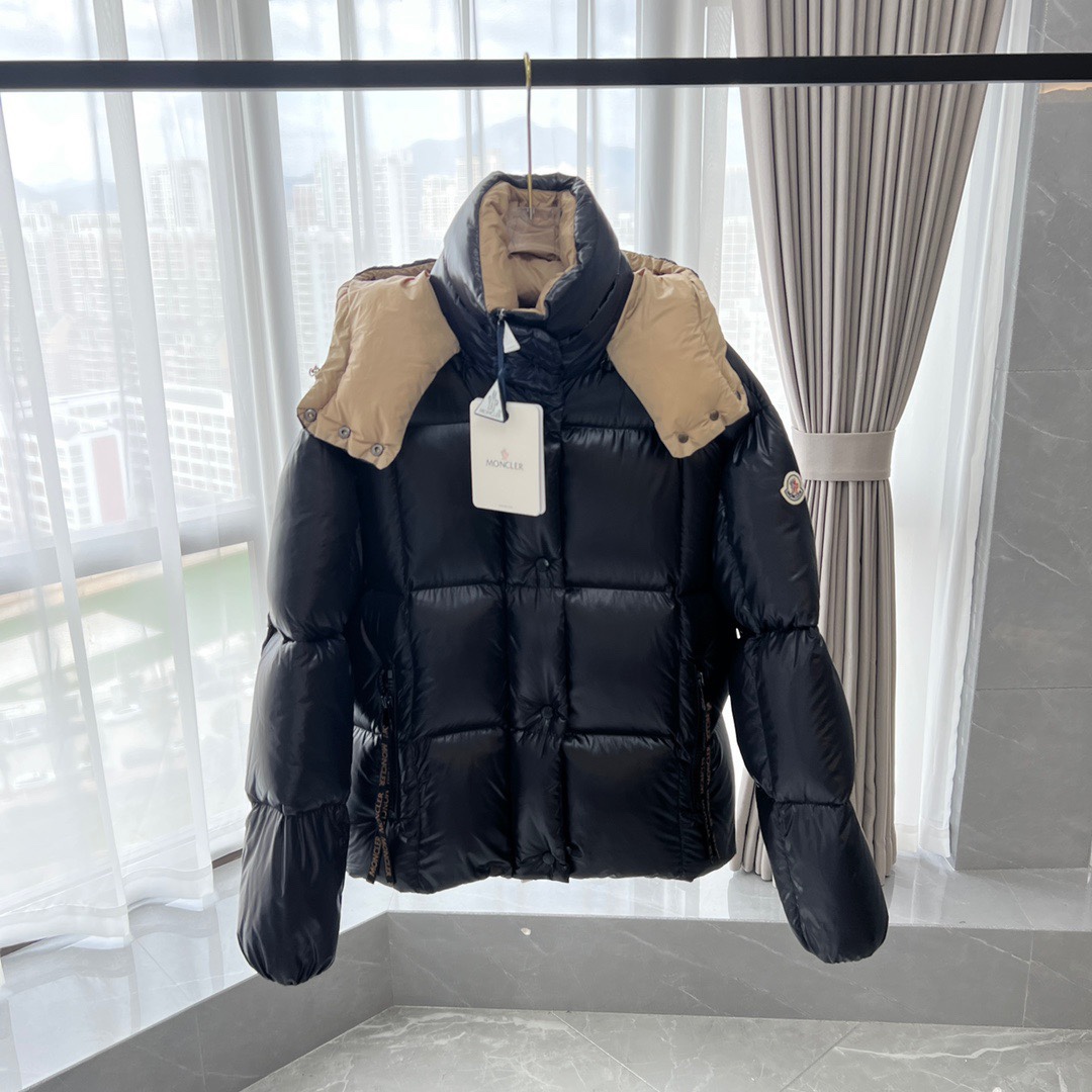 Moncler Parana short puffer jacket. Colors: Black, Cream, Gray. Sizes: 0-3. Features: shiny nylon, detachable hood, loose fit. 95% white duck down, NFC chip. High-quality replica.-Big cat