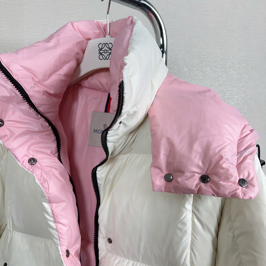 Guangzhou high-quality MONCLER Chambon women's short down jacket. New pink-white color. Filled with white goose down, puffy and warm. Waterproof, windproof. Fashionable A-line silhouette, versatile for all heights. Sizes: 0-3. Colors: white-pink.-Big cat