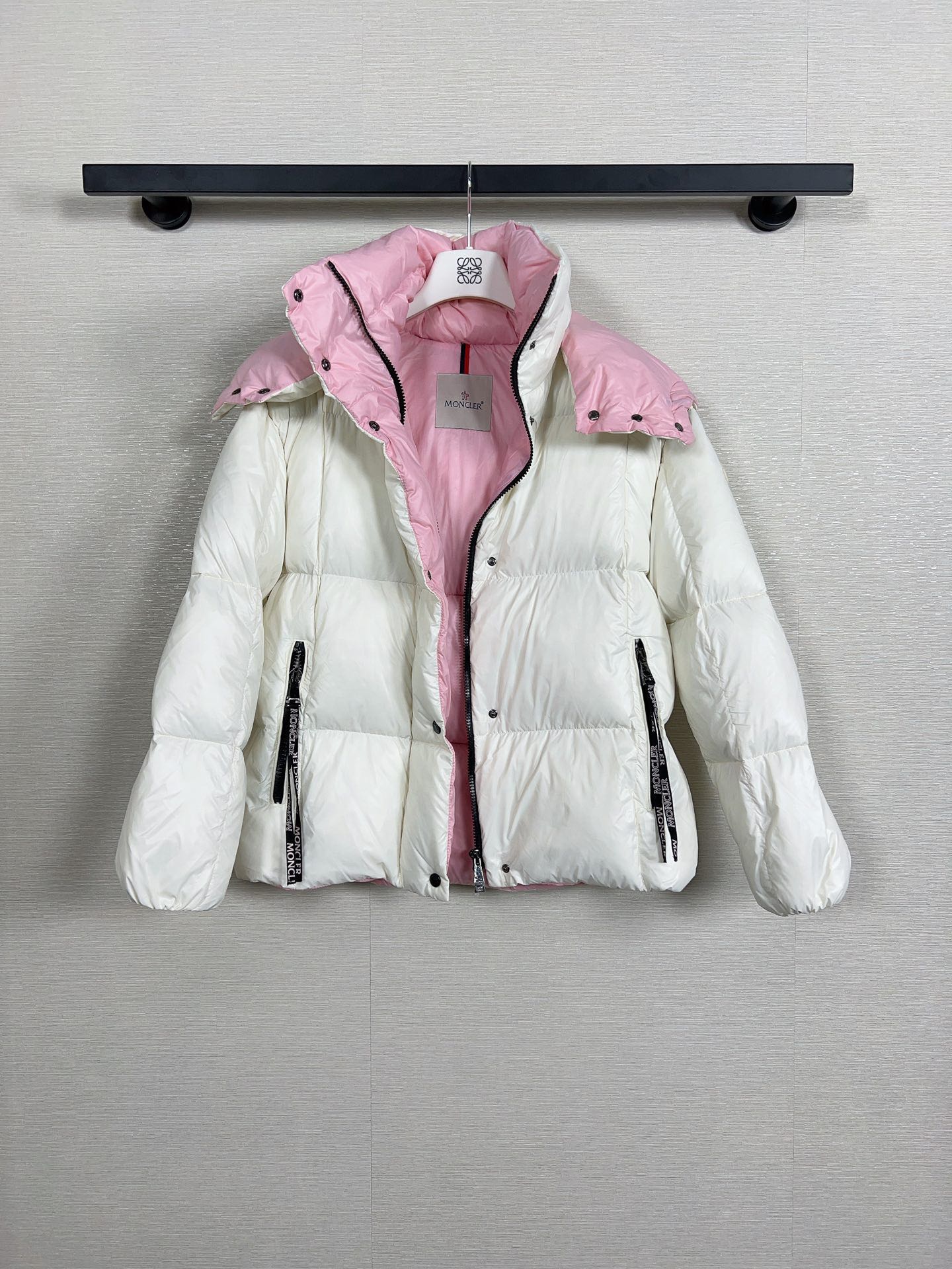 Guangzhou high-quality MONCLER Chambon women's short down jacket. New pink-white color. Filled with white goose down, puffy and warm. Waterproof, windproof. Fashionable A-line silhouette, versatile for all heights. Sizes: 0-3. Colors: white-pink.-Big cat