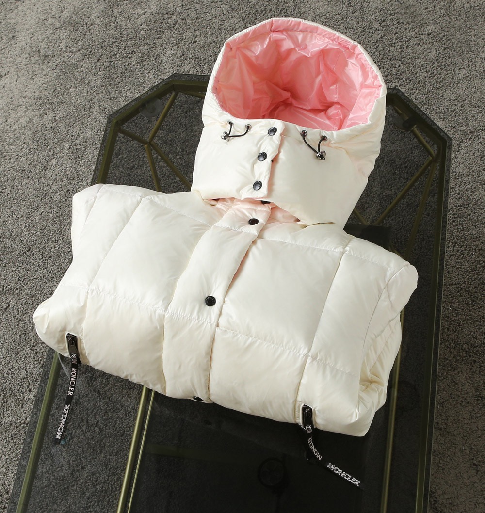 Guangzhou high-version Moncler black and gold hooded down jacket, short puffer style. Sizes: 0,1,2,3.-Big cat