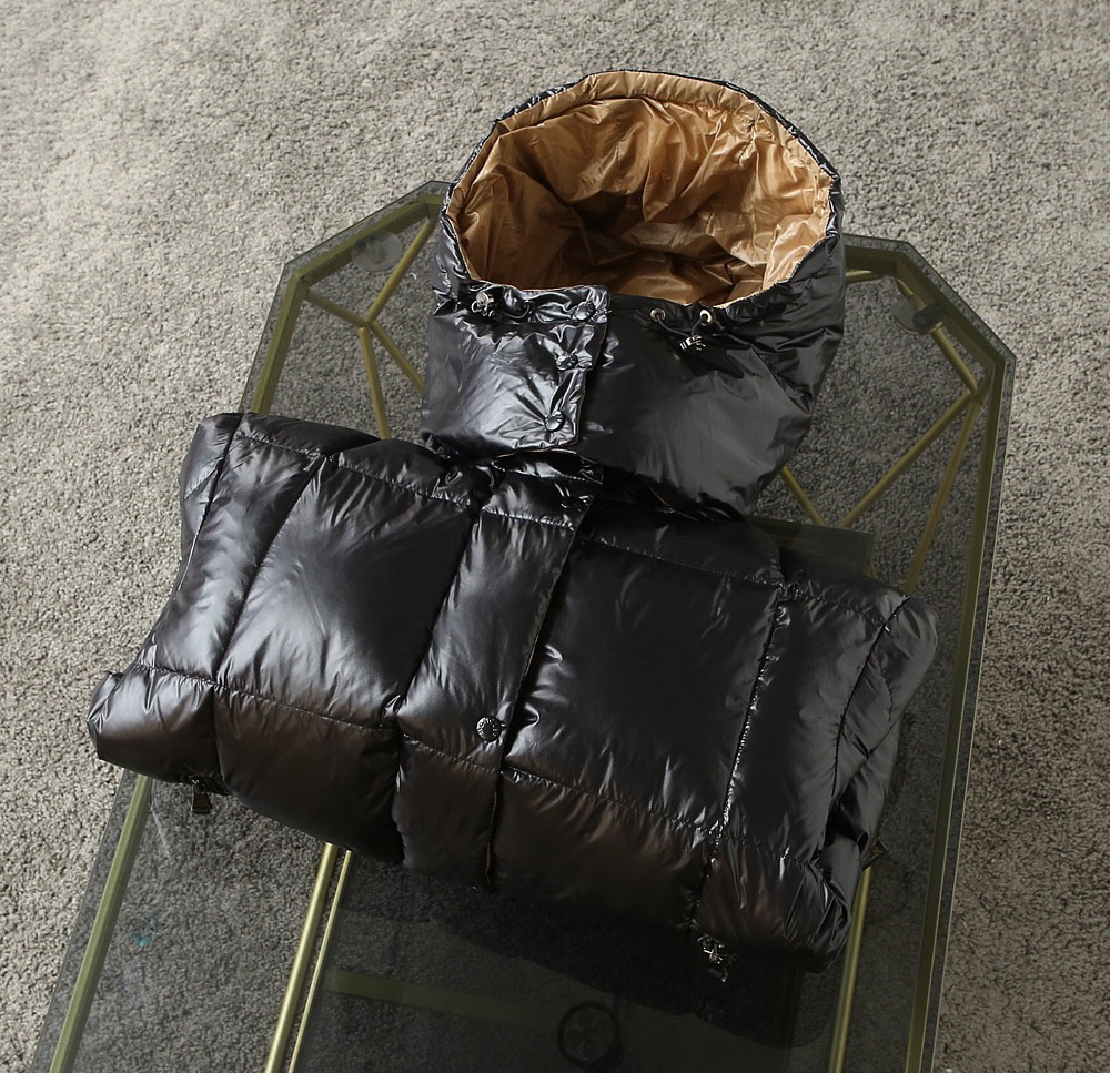 Guangzhou high-version Moncler black and gold hooded down jacket, short puffer style. Sizes: 0,1,2,3.-Big cat