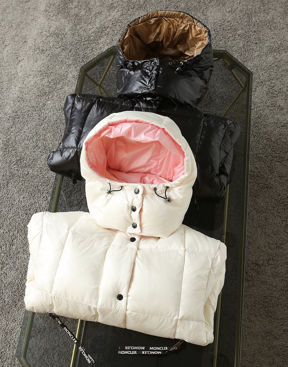 Guangzhou high-version Moncler black and gold hooded down jacket, short puffer style. Sizes: 0,1,2,3.-Big cat